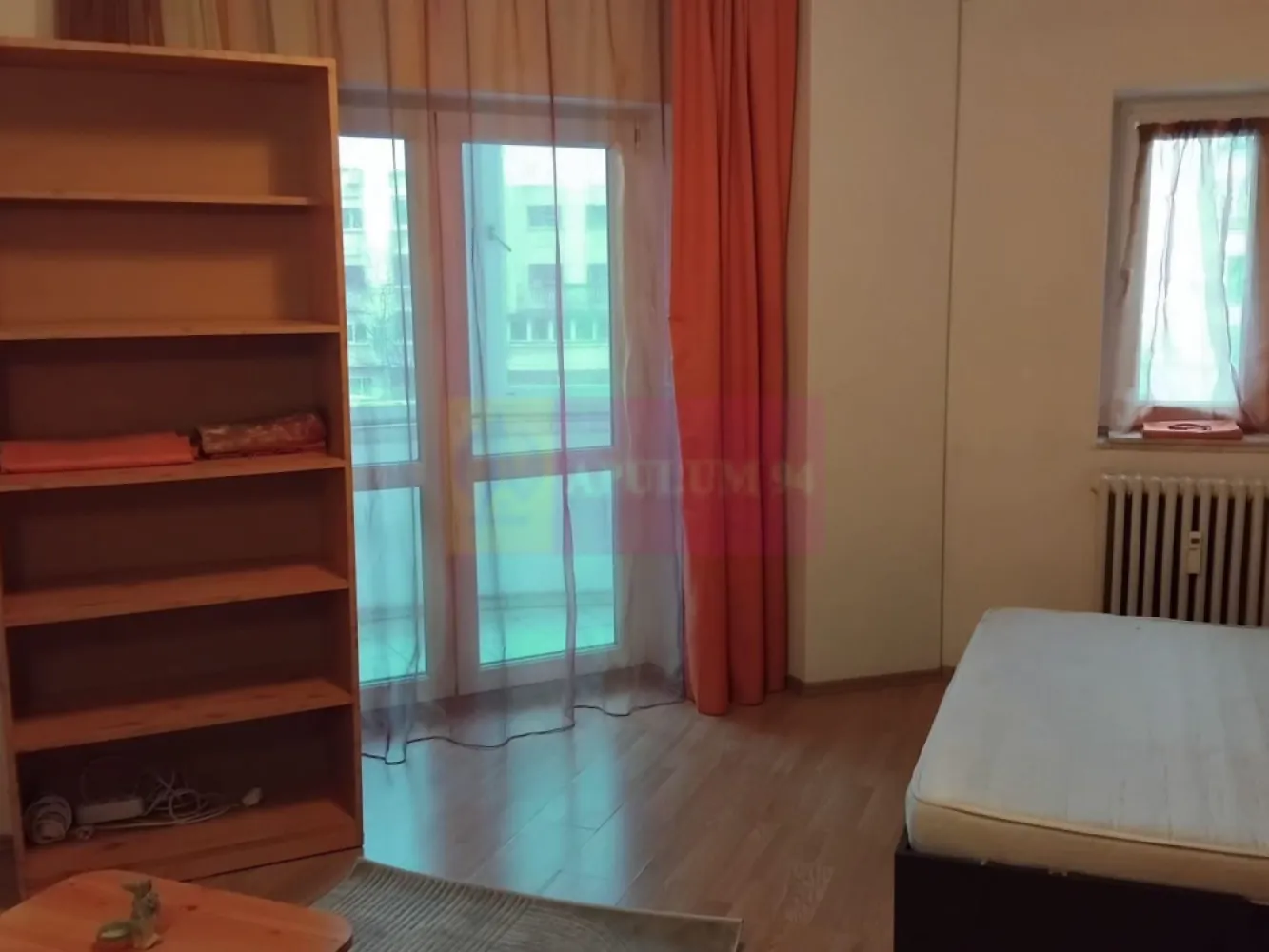 Garsoniera Piata Alba Iulia. - Compania imobiliara Apulum 94 va propune spre inchirere o garsoniera situata in Piata Alba Iulia, intr-un imobil de tip monolit construit in 1997. 
Garsoniera este libera, curata, foarte luminoasa , foarte calduroasa iarna . Bucataria si baia sunt zugravite recent. 
Este mobilata si utilata in totalitate, are bucataria separata, iar balconul este inchis cu termopan. Are si pat dublu si canapea extensibila, ambele igienizate recent. Televizorul poate fi adus la cerere. Exista videointerfon. 
Zona este usor accesibila, avand metrou la 2 statii, statie stb in apropiere, parc, gradin ita, scoala, mall. 
Pentru vizionare si alte detalii nu ezitati sa ma contactati pe nr 0733683446- Laura Ionescu.