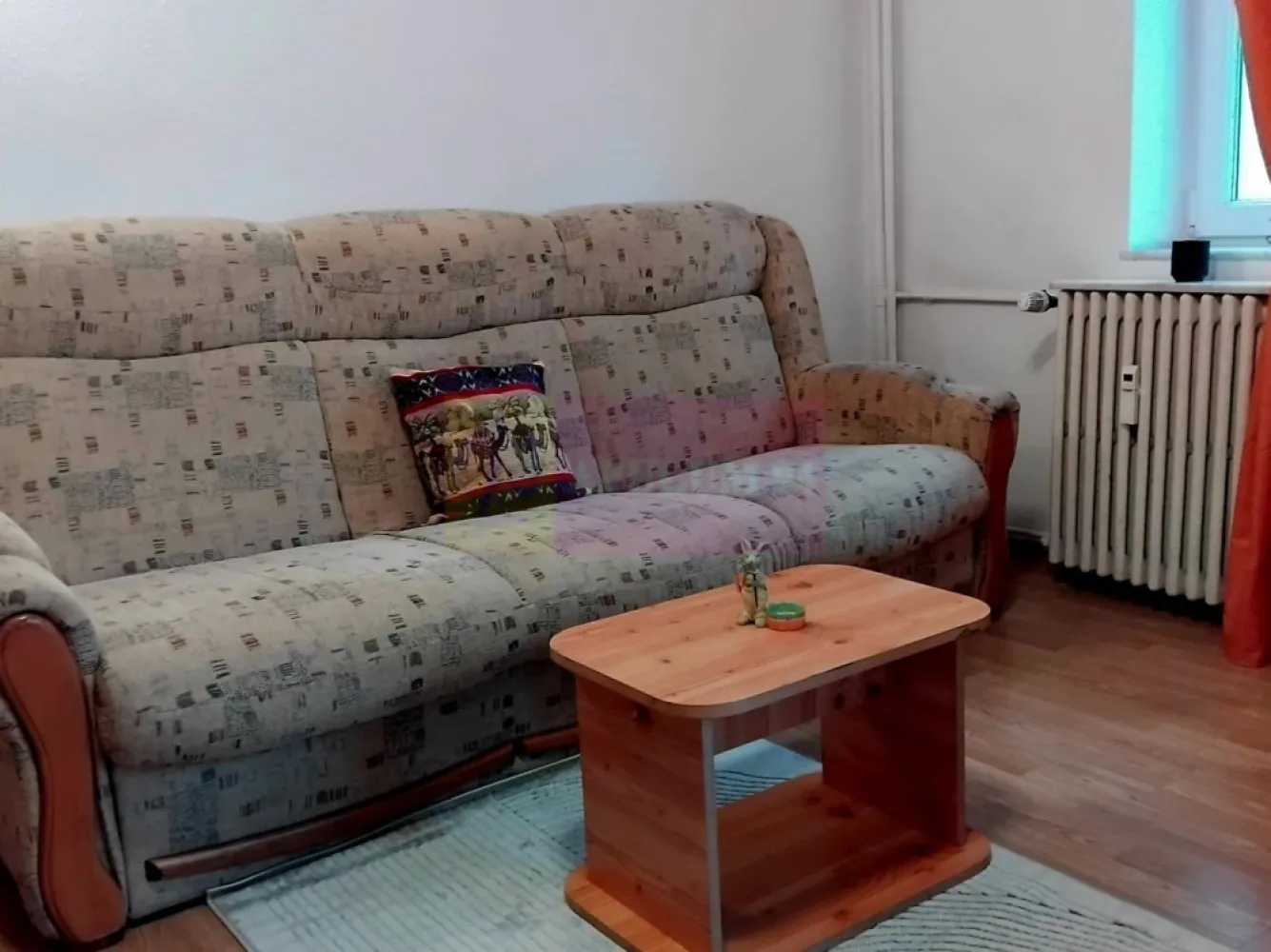 Garsoniera Piata Alba Iulia. - Compania imobiliara Apulum 94 va propune spre inchirere o garsoniera situata in Piata Alba Iulia, intr-un imobil de tip monolit construit in 1997. 
Garsoniera este libera, curata, foarte luminoasa , foarte calduroasa iarna . Bucataria si baia sunt zugravite recent. 
Este mobilata si utilata in totalitate, are bucataria separata, iar balconul este inchis cu termopan. Are si pat dublu si canapea extensibila, ambele igienizate recent. Televizorul poate fi adus la cerere. Exista videointerfon. 
Zona este usor accesibila, avand metrou la 2 statii, statie stb in apropiere, parc, gradin ita, scoala, mall. 
Pentru vizionare si alte detalii nu ezitati sa ma contactati pe nr 0733683446- Laura Ionescu.