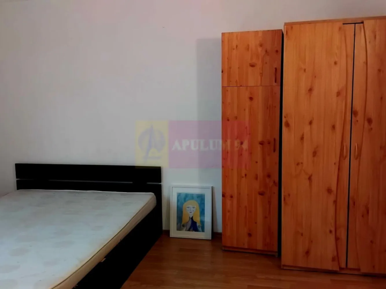 Garsoniera Piata Alba Iulia. - Compania imobiliara Apulum 94 va propune spre inchirere o garsoniera situata in Piata Alba Iulia, intr-un imobil de tip monolit construit in 1997. 
Garsoniera este libera, curata, foarte luminoasa , foarte calduroasa iarna . Bucataria si baia sunt zugravite recent. 
Este mobilata si utilata in totalitate, are bucataria separata, iar balconul este inchis cu termopan. Are si pat dublu si canapea extensibila, ambele igienizate recent. Televizorul poate fi adus la cerere. Exista videointerfon. 
Zona este usor accesibila, avand metrou la 2 statii, statie stb in apropiere, parc, gradin ita, scoala, mall. 
Pentru vizionare si alte detalii nu ezitati sa ma contactati pe nr 0733683446- Laura Ionescu.