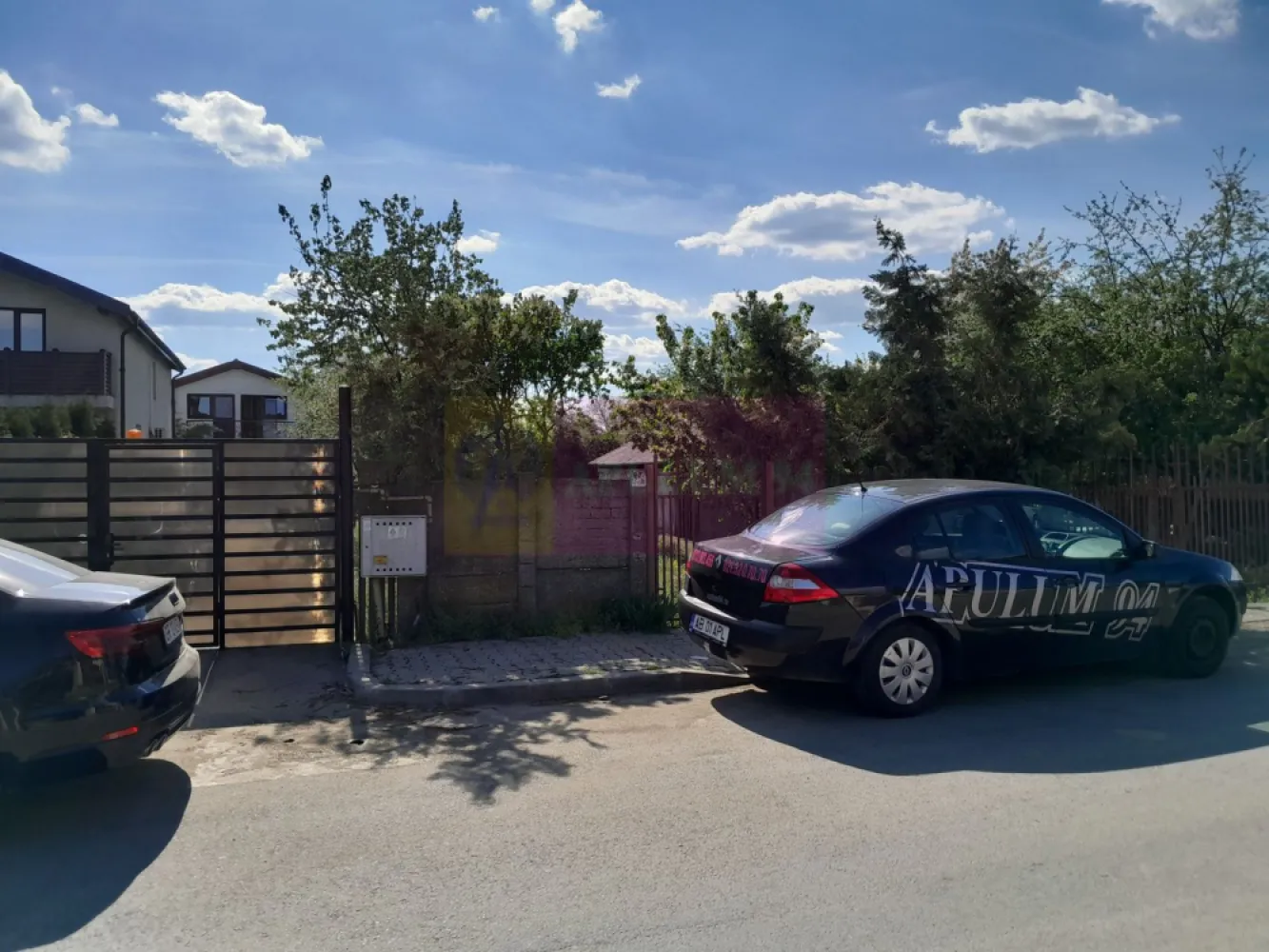 DE VANARE CASA P+M 5 CAM GIURGIU - Compania imobiliara Apulum94 are placerea sa va prezinte spre vanzare o casa superba, construita cu atentie sporita la detalii.

Este o cladire frumoasa, finalizata in 2023 conf. acte prezentate de catre proprietar, moderna cu regim inaltime parter si mansarda locuibila, intr-o zona linistita a orasului 

Suprafata utila a casei este 223 mp, iar in curte ( 958 mp total) exista si posibilitate de parcare (2 locuri)

Este compartimentata in 5 camere de locuit plus o buctarie utilata complet la parter si cate o baie pe nivel

Casa este racordata la toate utilitatile; exista in curte put sapat la 22 m adancime (cu luciu apa de la 18 m) , gaz, canalizare, curent electric , internet etc ; exista montata pe acoperis ( functioneaza perfect) instalatie de producere curent electric prin panouri fotovoltaice cu putere livrata de 6 kwh, sistemul fiind completat de o baterie cu capacitate de stocare de 10 kw..

Casa este dotata cu incalzire in pardoreala si in living exista un semineu perfect functional.

Mentionez faptul ca exista construit si un beci sub casa ( gandit de la turnarea fundatiei) de 9 mp

Casa este izolata la exterior cu polistiren de 15 cm, la acoperis este facuga izolatie cu vata bazaltica de 10 cm plus polistiren grafitat de 15 cm; tabla de pe acoperis este LINDAB.

Pretul de vanzare este 356.000 EUR negociabil

Pentru mai multe detalii despre oferta prezentata sau alte oferte similare, astept mesajele dumneavoastra.

Va astept la vizionare!
Aurelian Popescu / 0 7 3 3 6 8 3 4 5 6
APULUM94 - Un partener de cursa lunga!