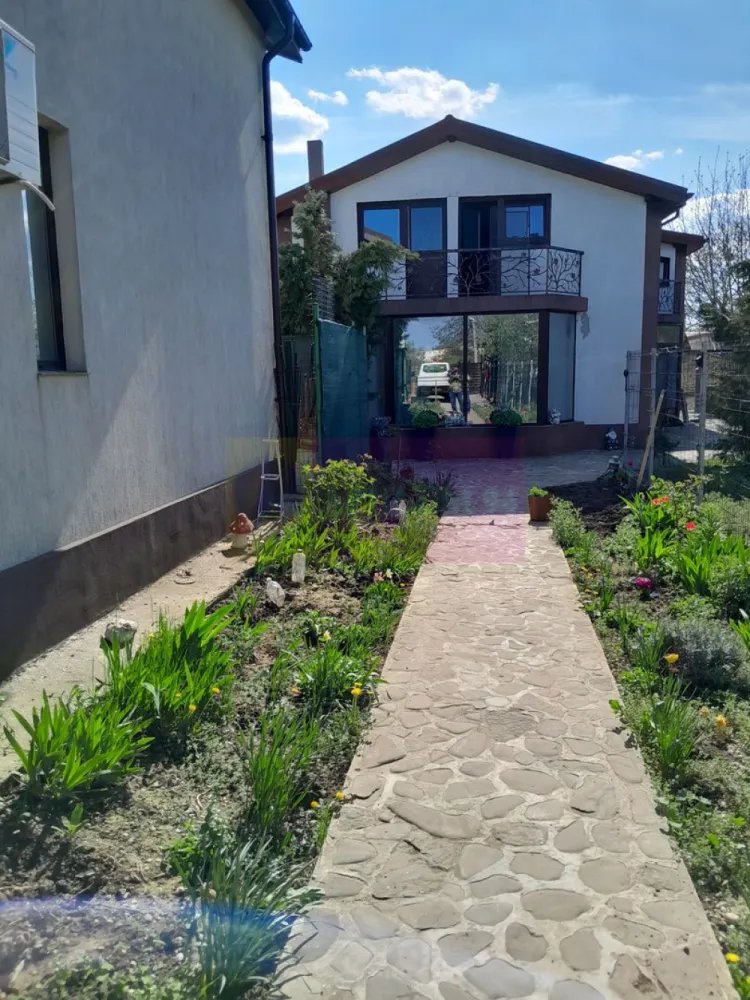 DE VANARE CASA P+M 5 CAM GIURGIU - Compania imobiliara Apulum94 are placerea sa va prezinte spre vanzare o casa superba, construita cu atentie sporita la detalii.

Este o cladire frumoasa, finalizata in 2023 conf. acte prezentate de catre proprietar, moderna cu regim inaltime parter si mansarda locuibila, intr-o zona linistita a orasului 

Suprafata utila a casei este 223 mp, iar in curte ( 958 mp total) exista si posibilitate de parcare (2 locuri)

Este compartimentata in 5 camere de locuit plus o buctarie utilata complet la parter si cate o baie pe nivel

Casa este racordata la toate utilitatile; exista in curte put sapat la 22 m adancime (cu luciu apa de la 18 m) , gaz, canalizare, curent electric , internet etc ; exista montata pe acoperis ( functioneaza perfect) instalatie de producere curent electric prin panouri fotovoltaice cu putere livrata de 6 kwh, sistemul fiind completat de o baterie cu capacitate de stocare de 10 kw..

Casa este dotata cu incalzire in pardoreala si in living exista un semineu perfect functional.

Mentionez faptul ca exista construit si un beci sub casa ( gandit de la turnarea fundatiei) de 9 mp

Casa este izolata la exterior cu polistiren de 15 cm, la acoperis este facuga izolatie cu vata bazaltica de 10 cm plus polistiren grafitat de 15 cm; tabla de pe acoperis este LINDAB.

Pretul de vanzare este 356.000 EUR negociabil

Pentru mai multe detalii despre oferta prezentata sau alte oferte similare, astept mesajele dumneavoastra.

Va astept la vizionare!
Aurelian Popescu / 0 7 3 3 6 8 3 4 5 6
APULUM94 - Un partener de cursa lunga!