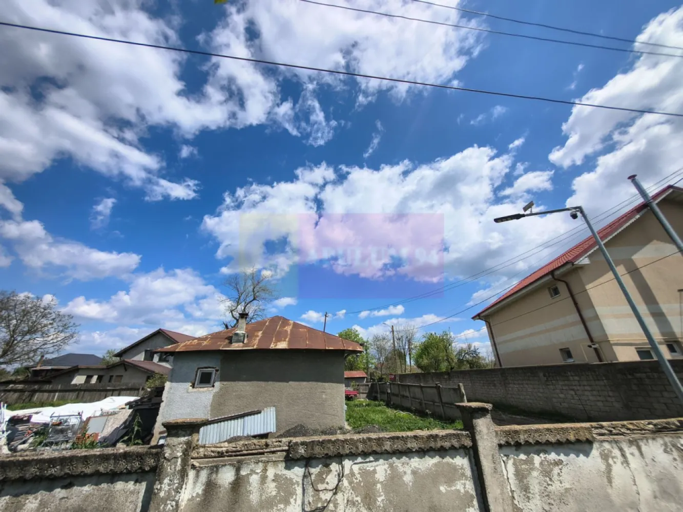 Teren cu o casă demolabilă în satul Poșta la 15 minute de București - Vă propunem spre cumpărare un teren de aproximativ 1000mp cu acces la toate utilitățile (apă, gaz, curent electric, canalizare, internet) amplasat între București și ansamblul rezidențial Liziera de Lac. Proprietatea se află în localitatea Poșta cu acces facil din DNCB -Centura București prin Glina și Bălăceanca, la mai puțin de 15 minute de București, localitatea Poșta fiind deservită de linia de autobuz preorășenesc 407, iar stația de autobuz este la 1 minut de casă. În localitate există parc, teren de fotbal, centre comerciale și alte servicii. Terenul are o configurație bună cu front stradal de peste 25ml. Casa este un imobil tradițional cu elemente decorative originale dar nu este monument și dacă se dorește fie se poate păstra, fie se poate demola. Amprenta construcțiilor este de 130mp, restul terenului fiind liber. Pe teren se află și o fântâna. Proprietatea este pe persoană juridică dar nu se achita TVA deoarece societatea este neplătitoare de TVA, se achită doar prețul. Pentru mai multe detalii și programarea de vizionări nu ezitați să mă contactați, Daniel, Apulum94. Zona va cunoaște o dezvoltare accelerată datorită accesului facil spre oraș și a prezenței tuturor utilităților.