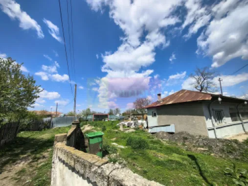 Teren cu o casă demolabilă în satul Poșta la 15 minute de București