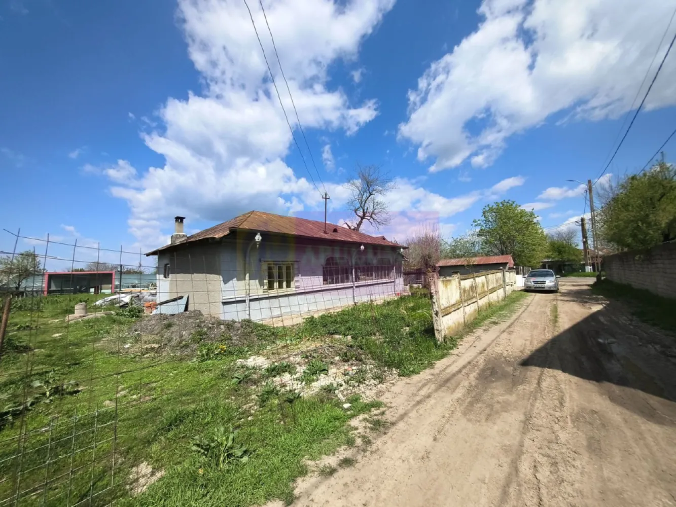 Teren cu o casă demolabilă în satul Poșta la 15 minute de București