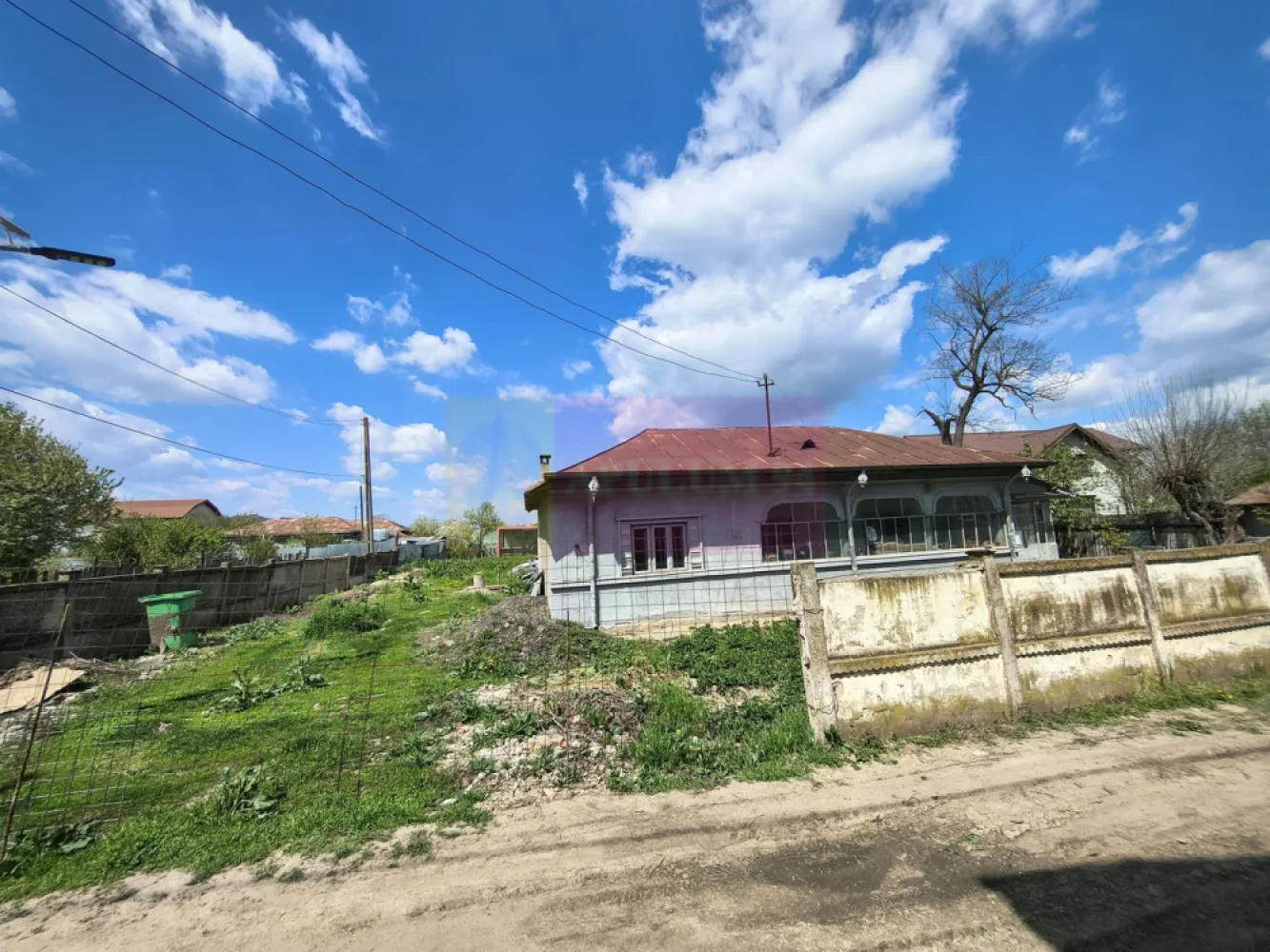 Teren cu o casă demolabilă în satul Poșta la 15 minute de București