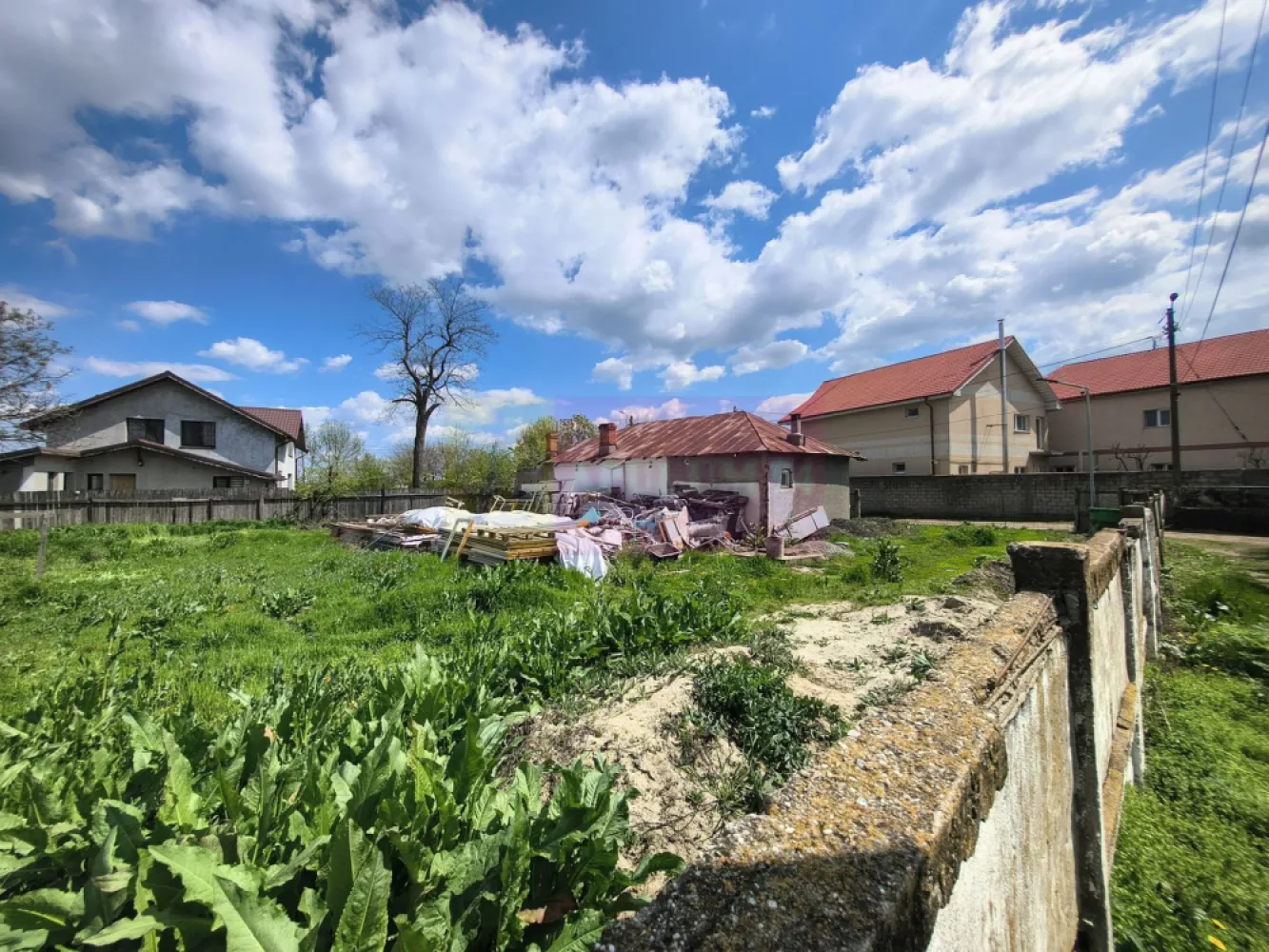 Teren cu o casă demolabilă în satul Poșta la 15 minute de București