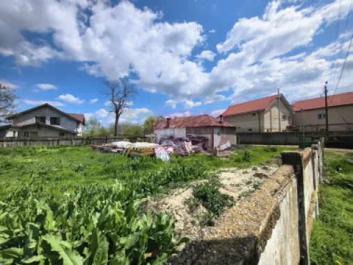 Teren cu o casă demolabilă în satul Poșta la 15 minute de București