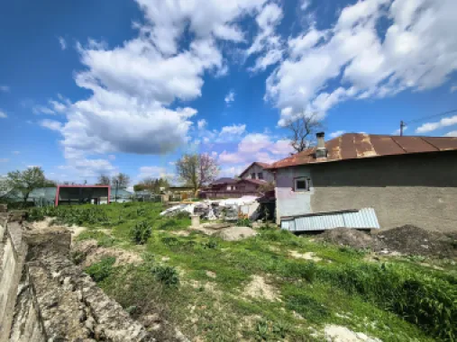 Teren cu o casă demolabilă în satul Poșta la 15 minute de București