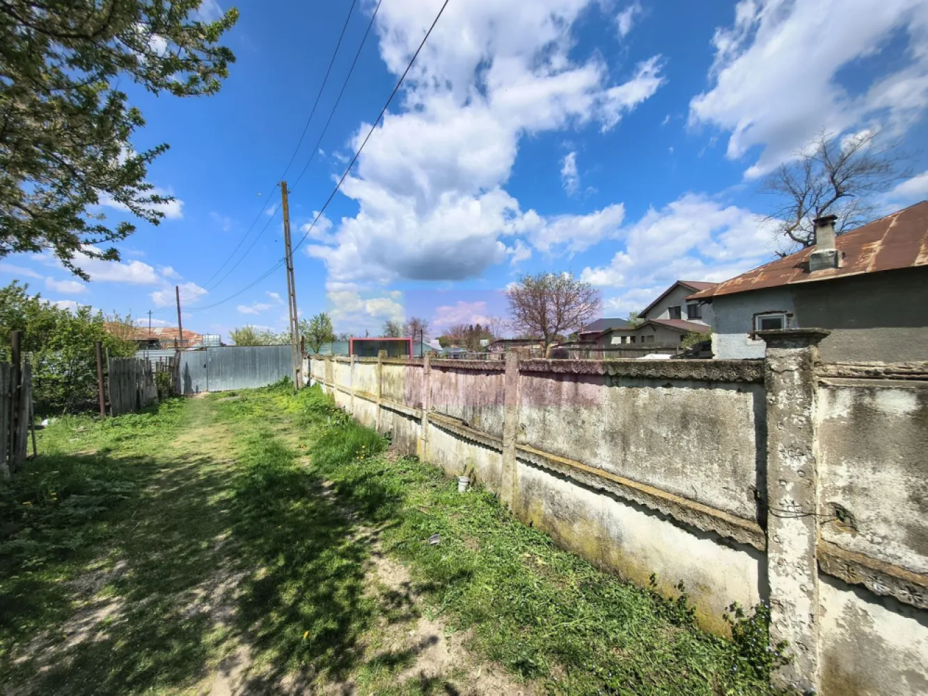 Teren cu o casă demolabilă în satul Poșta la 15 minute de București