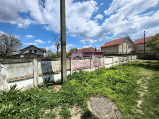 Teren cu o casă demolabilă în satul Poșta la 15 minute de București