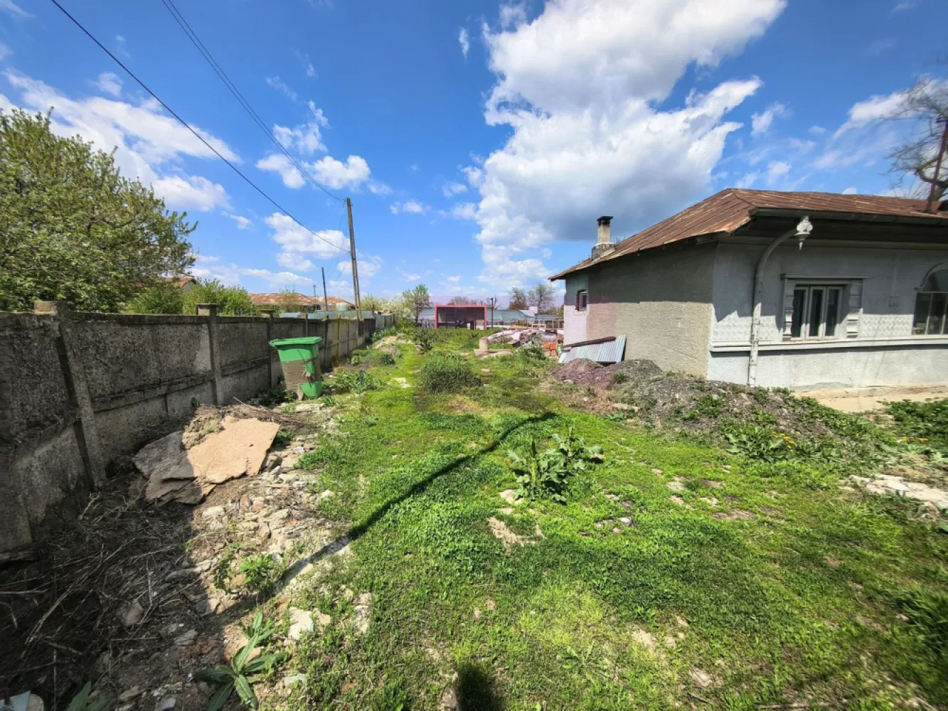 Teren cu o casă demolabilă în satul Poșta la 15 minute de București