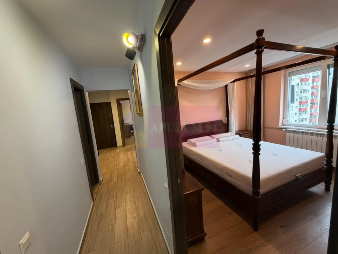 Apartament superb în apropiere de Parcul Tineretului și Metrou - Apartament modern, mobilat și utilat complet la câteva minute de Metrou Eroii Revoluției. Apartamentul se află într-un bloc solid, construit 1984 între Șoseaua Olteniței și Strada Padeșu. Zona este foarte de bună cu acces facil la parcuri (Parcul Tineretului și Parcul Carol), centre medicale (Marie Curie/Nasta/Cuțitul de Argint), restaurante, școli, licee, mijloace de transport și tot ce înseamnă servicii utile pentru un stil de viață sănătos și confortabil. Apartamentul se află la etajul 7 al unui bloc cu 8 etaje, are vedere spre răsărit, vedere directă spre zona de parcare de lângă bloc. Este spațios, cu un hol mare de intrare ce oferă acces spre toate camerele, apartamentul fiind decomandat. La intrare avem pe dreapta grupul sanitar de serviciu prevăzut cu duș walk in iar pe stânga avem livingul și apoi bucătăria, un living spațios mobilat integral. Livingul are orientare spre răsărit și este amenajat pe mai multe zone distincte, avem o zonă de birou, o zona de socializare și relaxare la canapea cu televizorul dispus pe un perete din piatră naturală cu un șemineu frumos ce îmbie la o atmosferă caldă și relaxantă cu un bar alături. Livingul beneficiază și de aer condiționat cu invertor de la Whirlpool și de acces la balcon, un balcon spațios ce reprezintă o extensie mai intimă a zonei de socializare și care poate avea orice destinație fiind ușor deservit și de proximitatea zonei de gătit. Bucătăria, mobilată și utilată integral, este separată de hol de un perete vitrat care asigură lumină naturală și zonei de intrare. La bucătărie avem mobilier pe comandă în care sunt incorporate mașina de spălat vase de la Whirlpool, cuptorul electric și plita de la Electrolux, hota de la Bosch, toate recent achiziționate și perfect funcționale. Dormitoarele sunt dispuse spre răsărit și sunt complet mobilate. Primul dormitor este cel matrimonial, un dormitor cu un pat matrimonial cu baldachin, un pat mare cu o saltea ortopedică și două perne cu memorie, un spațiu de relaxare totală. Tot aici în dormitorul matrimonial avem mai multe zone de depozitare și o masă de machiaj. Cel de-al doilea dormitor este relativ similar ca suprafață cu cel matrimonial, este prevăzut cu un pat mai mic, tot cu o saltea ortopedică și cu dressing foarte mare cu multe zone de depozitare. Pe partea opusă dormitoarelor avem mai multe spații de depozitare, un sas unde avem ca backup un boiler de la Ariston, un alt sas unde se află mașina de spălat de la Whirlpool iar în capătul holului este baia mare, o baie cu o cadă de colț, cu elemente decorative costumizate, cu fereastră pentru aer proaspăt și cu obiecte sanitare și finisaje de top. Totul este pregătit pentru a vă asigura un maxim de confort. Ideal pentru cuplu, familie sau locuință de serviciu. Locul de parcare plătit la ADP este sub geam. Se dorește închirierea pe minim 12 luni. Pentru mai multe detalii și programarea de vizionări nu ezitați să mă contactați, Daniel, Apulum94.