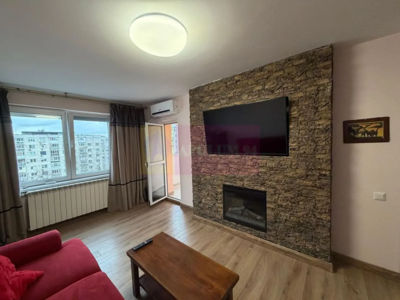 Apartament superb în apropiere de Parcul Tineretului și Metrou - Apartament modern, mobilat și utilat complet la câteva minute de Metrou Eroii Revoluției. Apartamentul se află într-un bloc solid, construit 1984 între Șoseaua Olteniței și Strada Padeșu. Zona este foarte de bună cu acces facil la parcuri (Parcul Tineretului și Parcul Carol), centre medicale (Marie Curie/Nasta/Cuțitul de Argint), restaurante, școli, licee, mijloace de transport și tot ce înseamnă servicii utile pentru un stil de viață sănătos și confortabil. Apartamentul se află la etajul 7 al unui bloc cu 8 etaje, are vedere spre răsărit, vedere directă spre zona de parcare de lângă bloc. Este spațios, cu un hol mare de intrare ce oferă acces spre toate camerele, apartamentul fiind decomandat. La intrare avem pe dreapta grupul sanitar de serviciu prevăzut cu duș walk in iar pe stânga avem livingul și apoi bucătăria, un living spațios mobilat integral. Livingul are orientare spre răsărit și este amenajat pe mai multe zone distincte, avem o zonă de birou, o zona de socializare și relaxare la canapea cu televizorul dispus pe un perete din piatră naturală cu un șemineu frumos ce îmbie la o atmosferă caldă și relaxantă cu un bar alături. Livingul beneficiază și de aer condiționat cu invertor de la Whirlpool și de acces la balcon, un balcon spațios ce reprezintă o extensie mai intimă a zonei de socializare și care poate avea orice destinație fiind ușor deservit și de proximitatea zonei de gătit. Bucătăria, mobilată și utilată integral, este separată de hol de un perete vitrat care asigură lumină naturală și zonei de intrare. La bucătărie avem mobilier pe comandă în care sunt incorporate mașina de spălat vase de la Whirlpool, cuptorul electric și plita de la Electrolux, hota de la Bosch, toate recent achiziționate și perfect funcționale. Dormitoarele sunt dispuse spre răsărit și sunt complet mobilate. Primul dormitor este cel matrimonial, un dormitor cu un pat matrimonial cu baldachin, un pat mare cu o saltea ortopedică și două perne cu memorie, un spațiu de relaxare totală. Tot aici în dormitorul matrimonial avem mai multe zone de depozitare și o masă de machiaj. Cel de-al doilea dormitor este relativ similar ca suprafață cu cel matrimonial, este prevăzut cu un pat mai mic, tot cu o saltea ortopedică și cu dressing foarte mare cu multe zone de depozitare. Pe partea opusă dormitoarelor avem mai multe spații de depozitare, un sas unde avem ca backup un boiler de la Ariston, un alt sas unde se află mașina de spălat de la Whirlpool iar în capătul holului este baia mare, o baie cu o cadă de colț, cu elemente decorative costumizate, cu fereastră pentru aer proaspăt și cu obiecte sanitare și finisaje de top. Totul este pregătit pentru a vă asigura un maxim de confort. Ideal pentru cuplu, familie sau locuință de serviciu. Locul de parcare plătit la ADP este sub geam. Se dorește închirierea pe minim 12 luni. Pentru mai multe detalii și programarea de vizionări nu ezitați să mă contactați, Daniel, Apulum94.