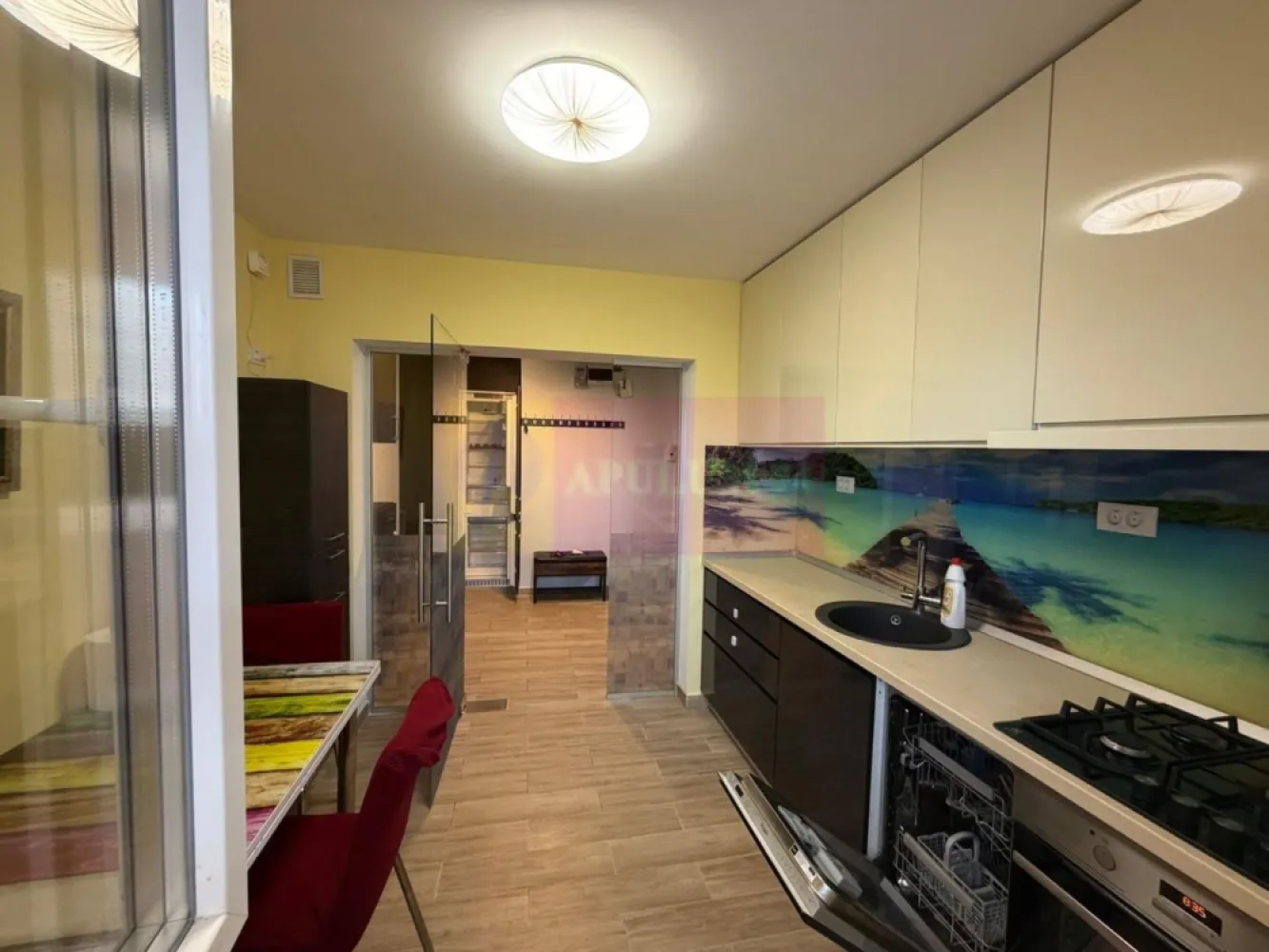 Apartament superb în apropiere de Parcul Tineretului și Metrou - Apartament modern, mobilat și utilat complet la câteva minute de Metrou Eroii Revoluției. Apartamentul se află într-un bloc solid, construit 1984 între Șoseaua Olteniței și Strada Padeșu. Zona este foarte de bună cu acces facil la parcuri (Parcul Tineretului și Parcul Carol), centre medicale (Marie Curie/Nasta/Cuțitul de Argint), restaurante, școli, licee, mijloace de transport și tot ce înseamnă servicii utile pentru un stil de viață sănătos și confortabil. Apartamentul se află la etajul 7 al unui bloc cu 8 etaje, are vedere spre răsărit, vedere directă spre zona de parcare de lângă bloc. Este spațios, cu un hol mare de intrare ce oferă acces spre toate camerele, apartamentul fiind decomandat. La intrare avem pe dreapta grupul sanitar de serviciu prevăzut cu duș walk in iar pe stânga avem livingul și apoi bucătăria, un living spațios mobilat integral. Livingul are orientare spre răsărit și este amenajat pe mai multe zone distincte, avem o zonă de birou, o zona de socializare și relaxare la canapea cu televizorul dispus pe un perete din piatră naturală cu un șemineu frumos ce îmbie la o atmosferă caldă și relaxantă cu un bar alături. Livingul beneficiază și de aer condiționat cu invertor de la Whirlpool și de acces la balcon, un balcon spațios ce reprezintă o extensie mai intimă a zonei de socializare și care poate avea orice destinație fiind ușor deservit și de proximitatea zonei de gătit. Bucătăria, mobilată și utilată integral, este separată de hol de un perete vitrat care asigură lumină naturală și zonei de intrare. La bucătărie avem mobilier pe comandă în care sunt incorporate mașina de spălat vase de la Whirlpool, cuptorul electric și plita de la Electrolux, hota de la Bosch, toate recent achiziționate și perfect funcționale. Dormitoarele sunt dispuse spre răsărit și sunt complet mobilate. Primul dormitor este cel matrimonial, un dormitor cu un pat matrimonial cu baldachin, un pat mare cu o saltea ortopedică și două perne cu memorie, un spațiu de relaxare totală. Tot aici în dormitorul matrimonial avem mai multe zone de depozitare și o masă de machiaj. Cel de-al doilea dormitor este relativ similar ca suprafață cu cel matrimonial, este prevăzut cu un pat mai mic, tot cu o saltea ortopedică și cu dressing foarte mare cu multe zone de depozitare. Pe partea opusă dormitoarelor avem mai multe spații de depozitare, un sas unde avem ca backup un boiler de la Ariston, un alt sas unde se află mașina de spălat de la Whirlpool iar în capătul holului este baia mare, o baie cu o cadă de colț, cu elemente decorative costumizate, cu fereastră pentru aer proaspăt și cu obiecte sanitare și finisaje de top. Totul este pregătit pentru a vă asigura un maxim de confort. Ideal pentru cuplu, familie sau locuință de serviciu. Locul de parcare plătit la ADP este sub geam. Se dorește închirierea pe minim 12 luni. Pentru mai multe detalii și programarea de vizionări nu ezitați să mă contactați, Daniel, Apulum94.