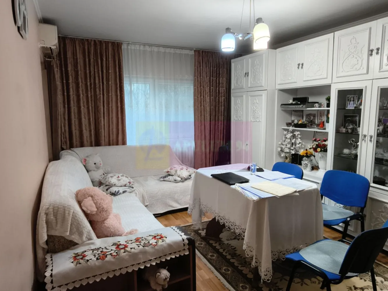 Apartament 3 camere confort 1 Decomandat Colentina- Maior Băcilă - Vă oferim spre cumpărare un apartament de 3 camere decomandat, confort 1, situat la etajul 2 al unul imobil solid de 4 etaje construit în 1986 și reabilitat termic în 2023. Apartamentul este frumos compartimentat cu un living mare de peste 18mp ce oferă acces și spre un balcon, balcon care are acces și din bucătărie. Bucătăria este spațioasă, închisă și are o configurație care oferă spațiu suficient atât pentru gătit cât și pentru a servi masa. Holul de intrare este generos și oferă acces spre toate încăperile oferind astfel un plus din punct de vedere al intimității. Pe hol se pot amenaja și spații de depozitare de tip dressing deoarece lățimea acestuia permite. La intrare în apartament avem un grup sanitar de serviciu. Dormitoarele sunt decente ca suprafață, ambele oferind spațiul necesar pentru a amplasa paturi matrimoniale pentru un plus de confort. Baia mare este prevăzută cu fereastră. În apartament sunt două aparate de aer condiționat. În apropierea băii aveam o debara unde este deja amplasată mașina de spălat și unde se poate instala și un uscător dacă se dorește. Documentația este la zi, apartamentul nu are modificări structurale și beneficiază și de o anvelopare interioară pentru o izolare mai bună din punct de vedere termic și fonic. Pentru mai multe detalii și informații nu ezitați să mă contactați. Daniel - Apulum94.