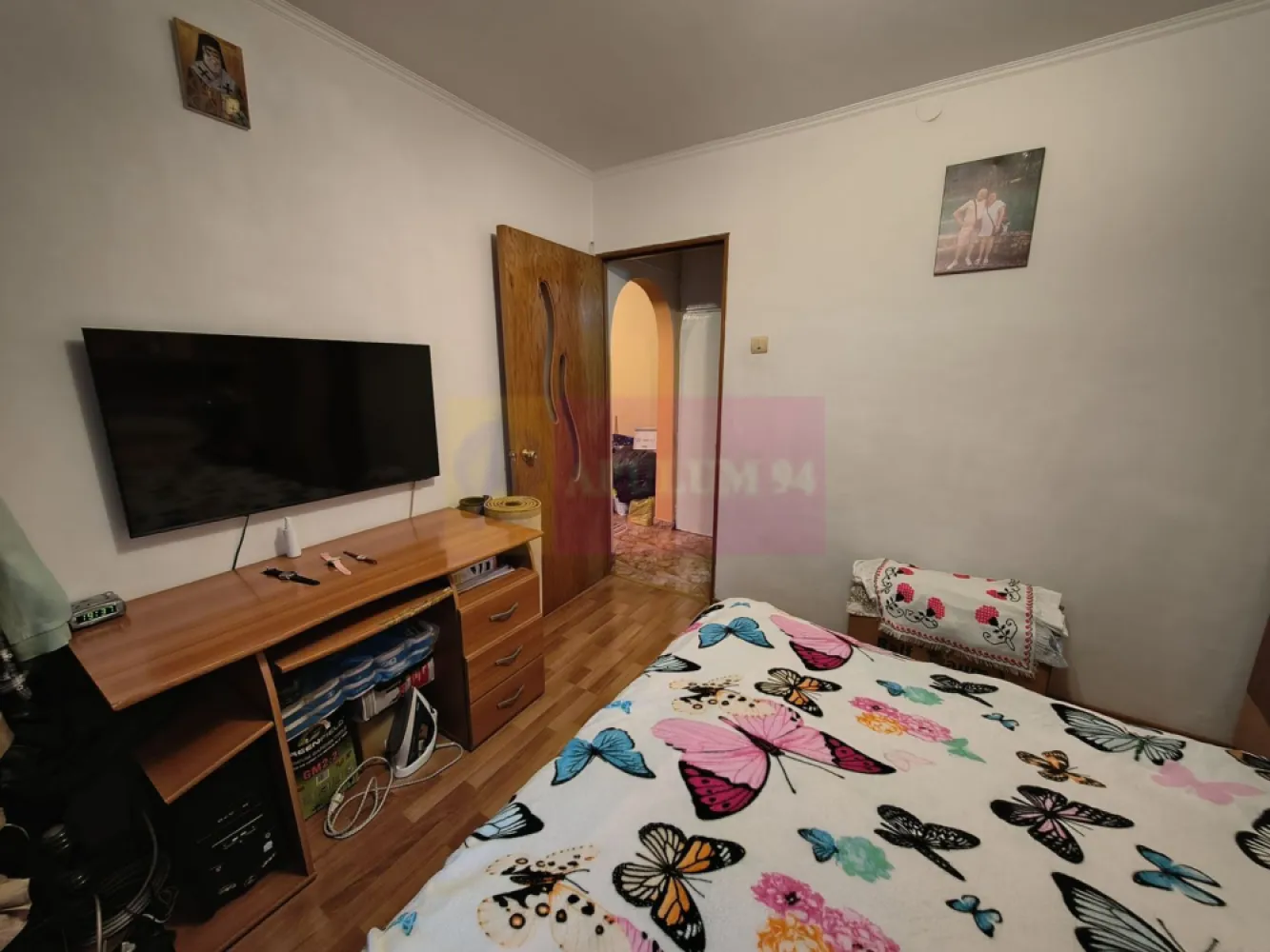 Apartament 3 camere confort 1 Decomandat Colentina- Maior Băcilă - Vă oferim spre cumpărare un apartament de 3 camere decomandat, confort 1, situat la etajul 2 al unul imobil solid de 4 etaje construit în 1986 și reabilitat termic în 2023. Apartamentul este frumos compartimentat cu un living mare de peste 18mp ce oferă acces și spre un balcon, balcon care are acces și din bucătărie. Bucătăria este spațioasă, închisă și are o configurație care oferă spațiu suficient atât pentru gătit cât și pentru a servi masa. Holul de intrare este generos și oferă acces spre toate încăperile oferind astfel un plus din punct de vedere al intimității. Pe hol se pot amenaja și spații de depozitare de tip dressing deoarece lățimea acestuia permite. La intrare în apartament avem un grup sanitar de serviciu. Dormitoarele sunt decente ca suprafață, ambele oferind spațiul necesar pentru a amplasa paturi matrimoniale pentru un plus de confort. Baia mare este prevăzută cu fereastră. În apartament sunt două aparate de aer condiționat. În apropierea băii aveam o debara unde este deja amplasată mașina de spălat și unde se poate instala și un uscător dacă se dorește. Documentația este la zi, apartamentul nu are modificări structurale și beneficiază și de o anvelopare interioară pentru o izolare mai bună din punct de vedere termic și fonic. Pentru mai multe detalii și informații nu ezitați să mă contactați. Daniel - Apulum94.