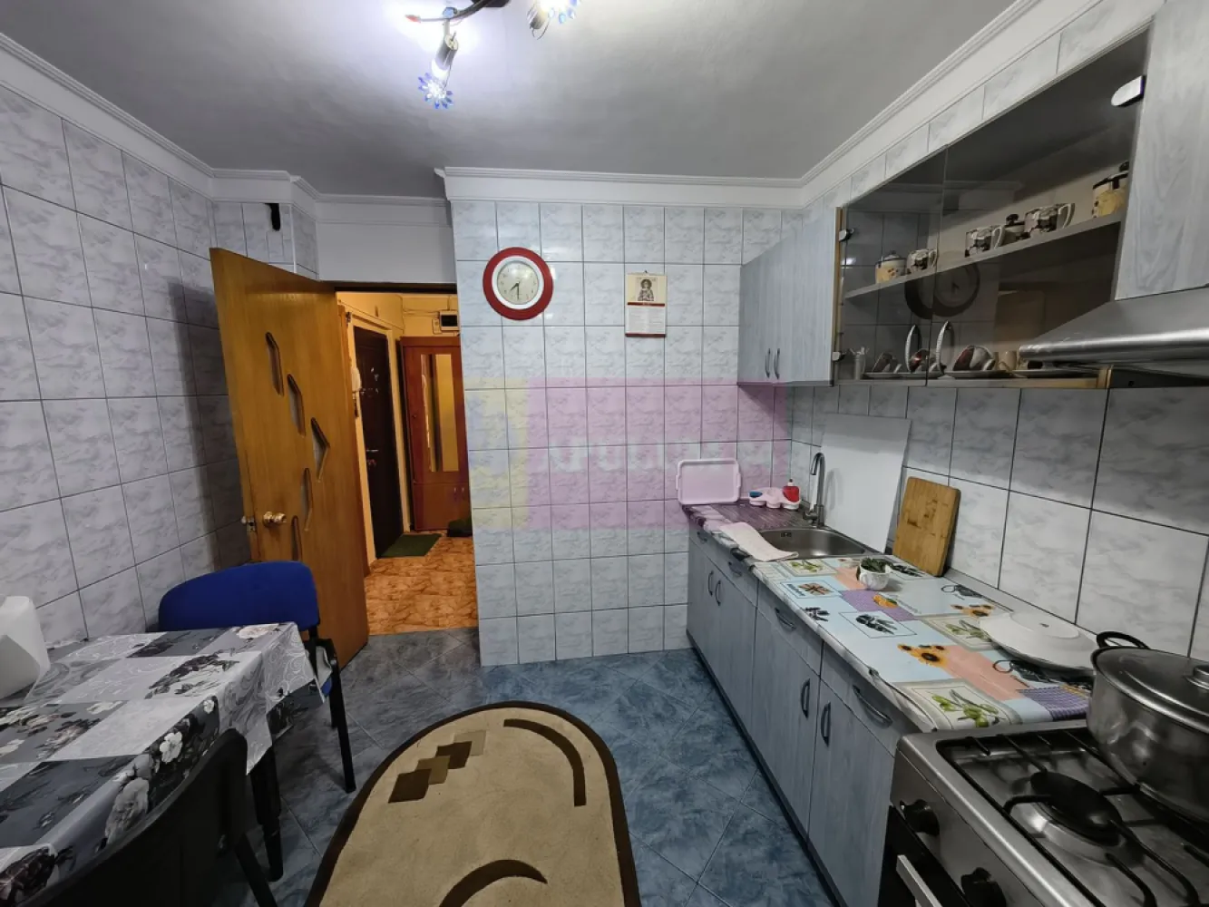 Apartament 3 camere confort 1 Decomandat Colentina- Maior Băcilă - Vă oferim spre cumpărare un apartament de 3 camere decomandat, confort 1, situat la etajul 2 al unul imobil solid de 4 etaje construit în 1986 și reabilitat termic în 2023. Apartamentul este frumos compartimentat cu un living mare de peste 18mp ce oferă acces și spre un balcon, balcon care are acces și din bucătărie. Bucătăria este spațioasă, închisă și are o configurație care oferă spațiu suficient atât pentru gătit cât și pentru a servi masa. Holul de intrare este generos și oferă acces spre toate încăperile oferind astfel un plus din punct de vedere al intimității. Pe hol se pot amenaja și spații de depozitare de tip dressing deoarece lățimea acestuia permite. La intrare în apartament avem un grup sanitar de serviciu. Dormitoarele sunt decente ca suprafață, ambele oferind spațiul necesar pentru a amplasa paturi matrimoniale pentru un plus de confort. Baia mare este prevăzută cu fereastră. În apartament sunt două aparate de aer condiționat. În apropierea băii aveam o debara unde este deja amplasată mașina de spălat și unde se poate instala și un uscător dacă se dorește. Documentația este la zi, apartamentul nu are modificări structurale și beneficiază și de o anvelopare interioară pentru o izolare mai bună din punct de vedere termic și fonic. Pentru mai multe detalii și informații nu ezitați să mă contactați. Daniel - Apulum94.
