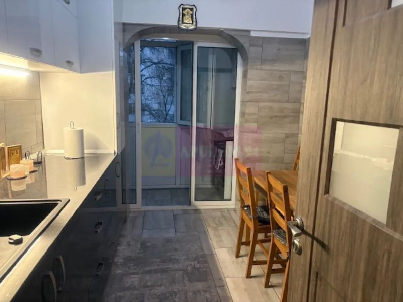 Apartament 3 camere renovat complet Militari- Piata Gorjului - Compania imobiliara Apulum 94 va propune un apartament de 3 camere situat stradal pe Bd Iuliu Maniu- la Piata Gorjului, in imediata apropiere a metroului. 
Imobilul este reabilitat termic. Apartamentul are vedere spate, ceea ce confera mai multa liniste. 
Este decomandat si este renovat in totalitate, cu finisaje de foarte buna calitate. Instalatia electrica si sanitara sunt schimbate. Interiorul are termopan , gresie, faianta, parchet, un perete din piatra in sufragerie. Se doreste a se vinde mobilat si utilat, iar mobila este noua si de foarte buna calitate. 
Apartamentul este liber si se poate preda imediat. 
Pentru mai multe detalii si vizionare nu ezitati sa ma contactati pe nr 0733683446- Laura Ionescu.