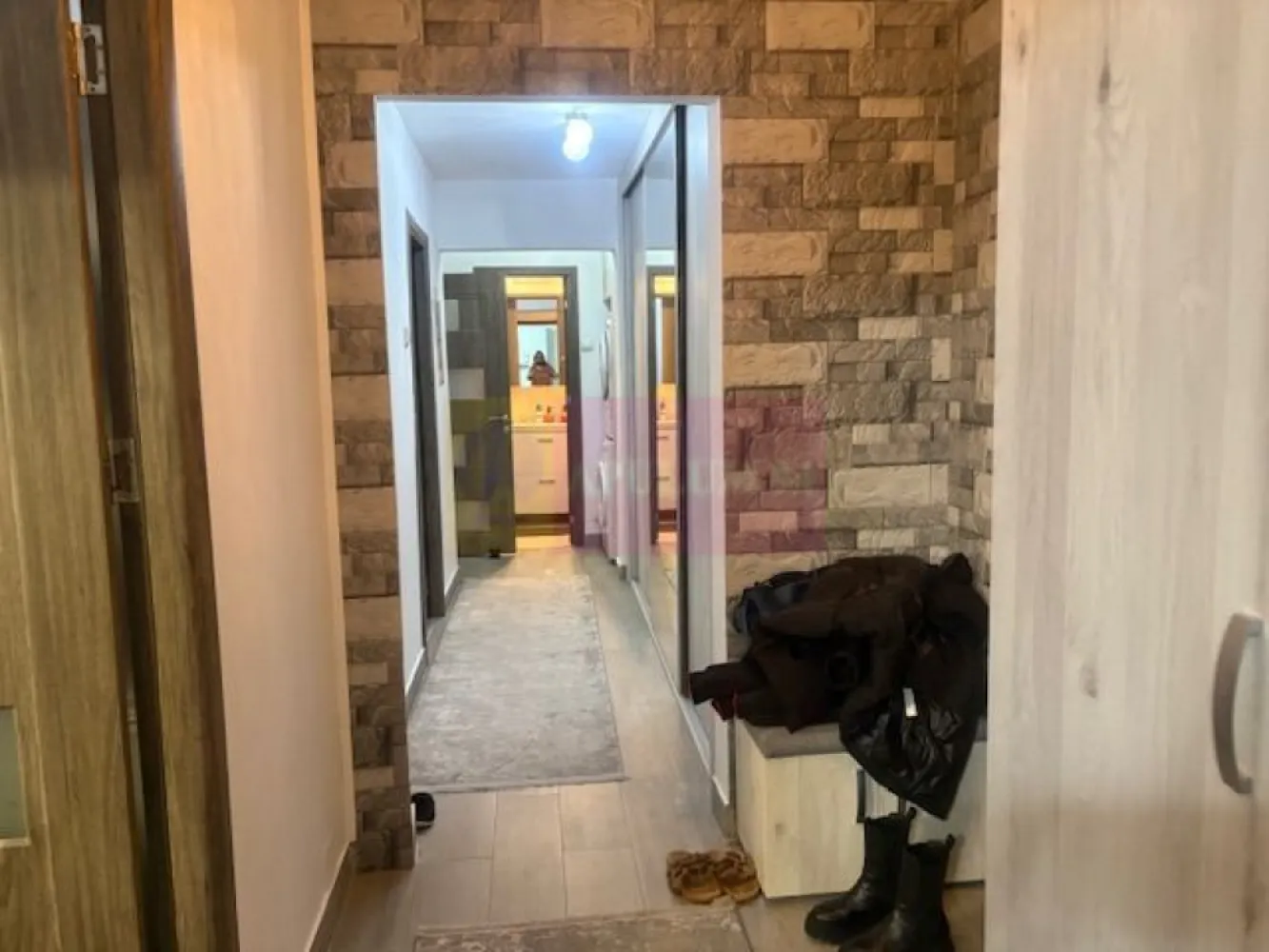 Apartament 3 camere renovat complet Militari- Piata Gorjului - Compania imobiliara Apulum 94 va propune un apartament de 3 camere situat stradal pe Bd Iuliu Maniu- la Piata Gorjului, in imediata apropiere a metroului. 
Imobilul este reabilitat termic. Apartamentul are vedere spate, ceea ce confera mai multa liniste. 
Este decomandat si este renovat in totalitate, cu finisaje de foarte buna calitate. Instalatia electrica si sanitara sunt schimbate. Interiorul are termopan , gresie, faianta, parchet, un perete din piatra in sufragerie. Se doreste a se vinde mobilat si utilat, iar mobila este noua si de foarte buna calitate. 
Apartamentul este liber si se poate preda imediat. 
Pentru mai multe detalii si vizionare nu ezitati sa ma contactati pe nr 0733683446- Laura Ionescu.