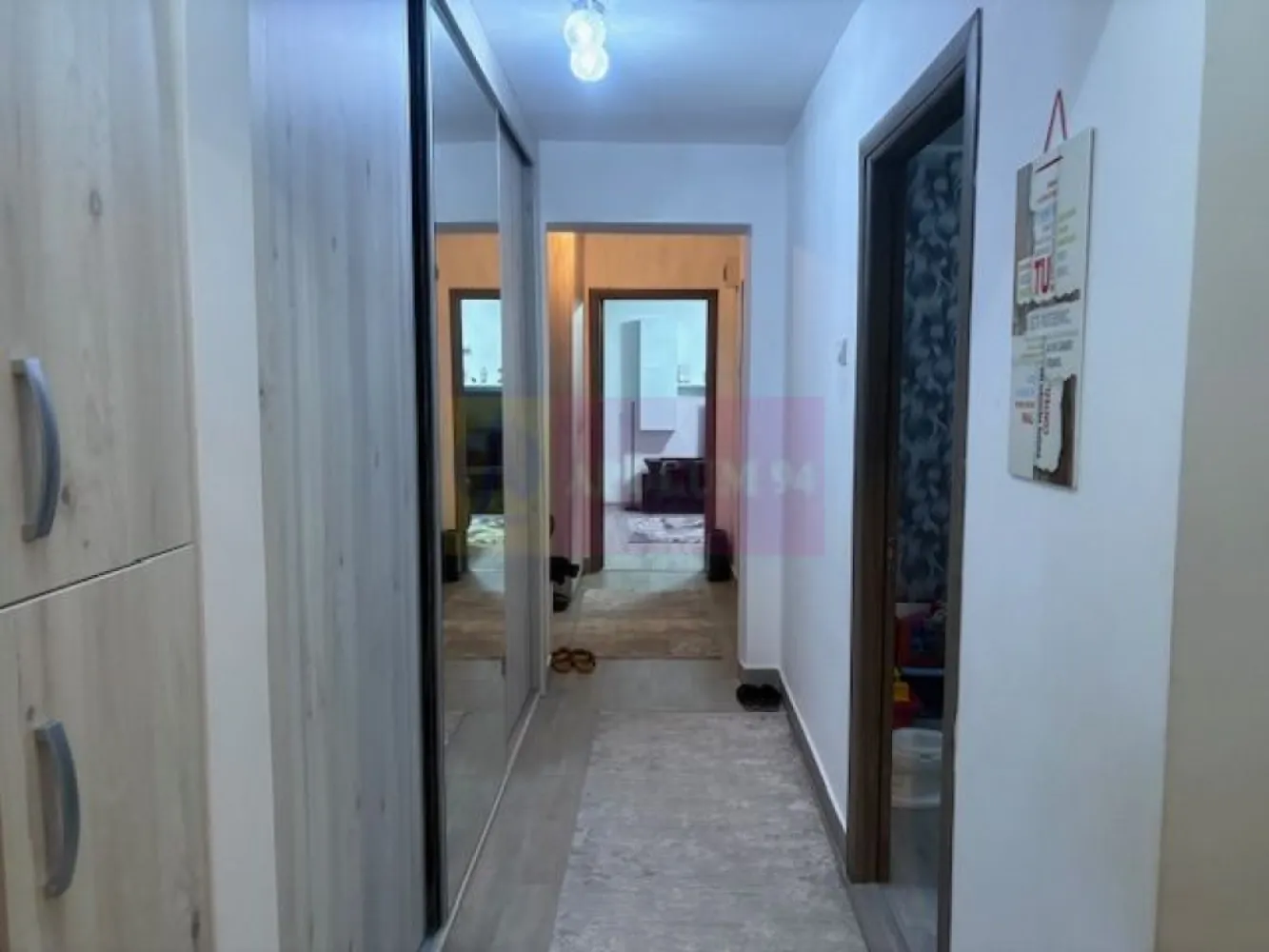 Apartament 3 camere renovat complet Militari- Piata Gorjului - Compania imobiliara Apulum 94 va propune un apartament de 3 camere situat stradal pe Bd Iuliu Maniu- la Piata Gorjului, in imediata apropiere a metroului. 
Imobilul este reabilitat termic. Apartamentul are vedere spate, ceea ce confera mai multa liniste. 
Este decomandat si este renovat in totalitate, cu finisaje de foarte buna calitate. Instalatia electrica si sanitara sunt schimbate. Interiorul are termopan , gresie, faianta, parchet, un perete din piatra in sufragerie. Se doreste a se vinde mobilat si utilat, iar mobila este noua si de foarte buna calitate. 
Apartamentul este liber si se poate preda imediat. 
Pentru mai multe detalii si vizionare nu ezitati sa ma contactati pe nr 0733683446- Laura Ionescu.