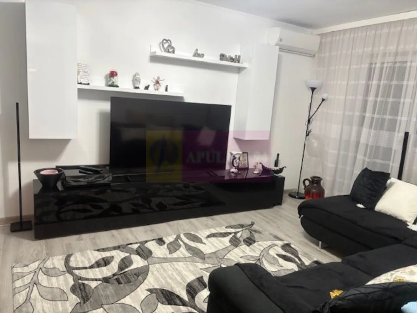 Apartament 3 camere renovat complet Militari- Piata Gorjului - Compania imobiliara Apulum 94 va propune un apartament de 3 camere situat stradal pe Bd Iuliu Maniu- la Piata Gorjului, in imediata apropiere a metroului. 
Imobilul este reabilitat termic. Apartamentul are vedere spate, ceea ce confera mai multa liniste. 
Este decomandat si este renovat in totalitate, cu finisaje de foarte buna calitate. Instalatia electrica si sanitara sunt schimbate. Interiorul are termopan , gresie, faianta, parchet, un perete din piatra in sufragerie. Se doreste a se vinde mobilat si utilat, iar mobila este noua si de foarte buna calitate. 
Apartamentul este liber si se poate preda imediat. 
Pentru mai multe detalii si vizionare nu ezitati sa ma contactati pe nr 0733683446- Laura Ionescu.