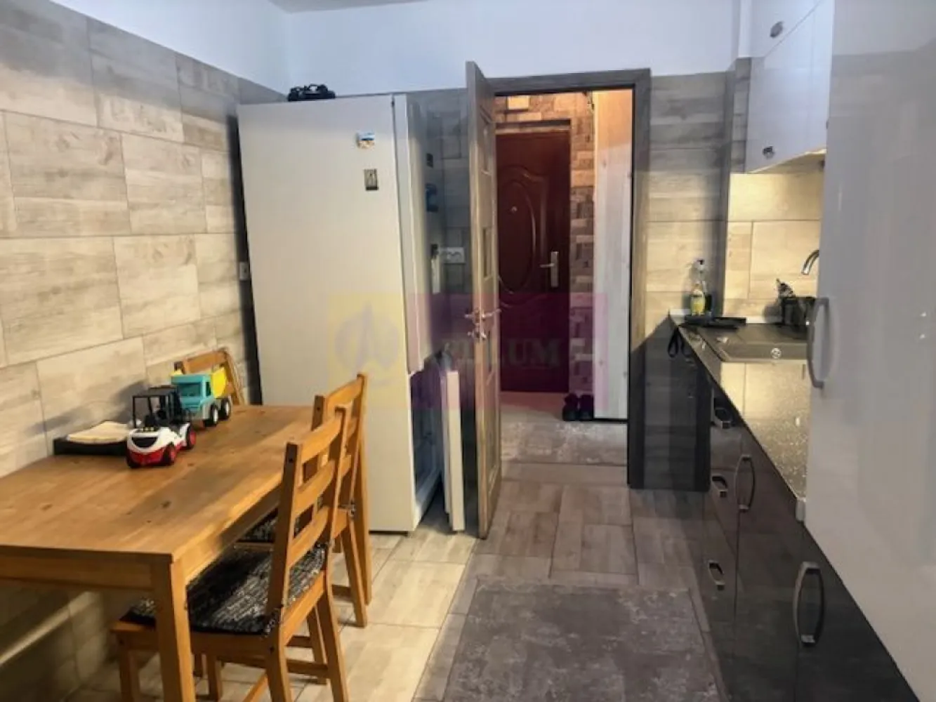 Apartament 3 camere renovat complet Militari- Piata Gorjului - Compania imobiliara Apulum 94 va propune un apartament de 3 camere situat stradal pe Bd Iuliu Maniu- la Piata Gorjului, in imediata apropiere a metroului. 
Imobilul este reabilitat termic. Apartamentul are vedere spate, ceea ce confera mai multa liniste. 
Este decomandat si este renovat in totalitate, cu finisaje de foarte buna calitate. Instalatia electrica si sanitara sunt schimbate. Interiorul are termopan , gresie, faianta, parchet, un perete din piatra in sufragerie. Se doreste a se vinde mobilat si utilat, iar mobila este noua si de foarte buna calitate. 
Apartamentul este liber si se poate preda imediat. 
Pentru mai multe detalii si vizionare nu ezitati sa ma contactati pe nr 0733683446- Laura Ionescu.
