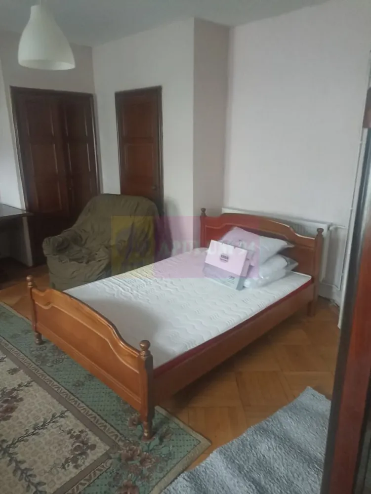 Garsoniera in vila Kiseleff- Arcul De Triumf. - Compania imobiliara Apulum 94 va propune spre inchiriere o garsoniera intr-o vila , la etajul 1 din P+1, situata pe Soseaua Kiseleff stradal- in apropiere de Arcul De Triumf. 
Garsoniera are 34 mp in totalitate, bucataria este in interiorul camerei, are baia separat si un balcon. 
Este mobilata si utilata in totalitate, in stilul clasic, cu masina de spalat rufe, frigider. 
Incalzirea este cu centrala proprie pe gaz. 
Zona este superba, apropiata de Parcul Herastrau, de centru orasului- Piata Victoriei, de mijloacele de transport- metrou, statie stb. 
Pentru vizionare si mai multe detalii nu ezitati sa ma contactati pe nr 0733683446- Laura Ionescu.