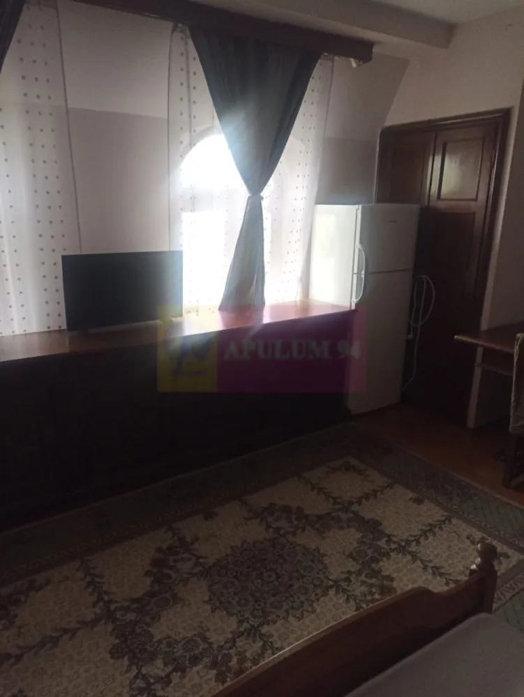 Garsoniera in vila Kiseleff- Arcul De Triumf. - Compania imobiliara Apulum 94 va propune spre inchiriere o garsoniera intr-o vila , la etajul 1 din P+1, situata pe Soseaua Kiseleff stradal- in apropiere de Arcul De Triumf. 
Garsoniera are 34 mp in totalitate, bucataria este in interiorul camerei, are baia separat si un balcon. 
Este mobilata si utilata in totalitate, in stilul clasic, cu masina de spalat rufe, frigider. 
Incalzirea este cu centrala proprie pe gaz. 
Zona este superba, apropiata de Parcul Herastrau, de centru orasului- Piata Victoriei, de mijloacele de transport- metrou, statie stb. 
Pentru vizionare si mai multe detalii nu ezitati sa ma contactati pe nr 0733683446- Laura Ionescu.