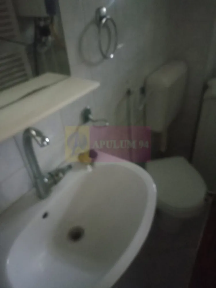 Garsoniera in vila Kiseleff- Arcul De Triumf. - Compania imobiliara Apulum 94 va propune spre inchiriere o garsoniera intr-o vila , la etajul 1 din P+1, situata pe Soseaua Kiseleff stradal- in apropiere de Arcul De Triumf. 
Garsoniera are 34 mp in totalitate, bucataria este in interiorul camerei, are baia separat si un balcon. 
Este mobilata si utilata in totalitate, in stilul clasic, cu masina de spalat rufe, frigider. 
Incalzirea este cu centrala proprie pe gaz. 
Zona este superba, apropiata de Parcul Herastrau, de centru orasului- Piata Victoriei, de mijloacele de transport- metrou, statie stb. 
Pentru vizionare si mai multe detalii nu ezitati sa ma contactati pe nr 0733683446- Laura Ionescu.