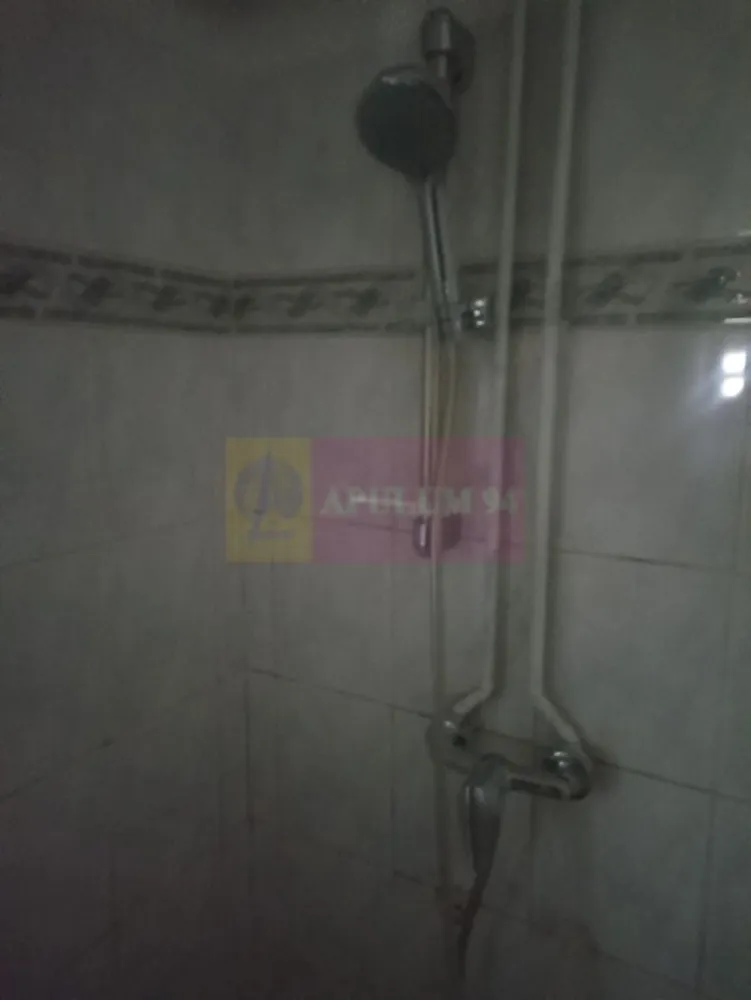 Garsoniera in vila Kiseleff- Arcul De Triumf. - Compania imobiliara Apulum 94 va propune spre inchiriere o garsoniera intr-o vila , la etajul 1 din P+1, situata pe Soseaua Kiseleff stradal- in apropiere de Arcul De Triumf. 
Garsoniera are 34 mp in totalitate, bucataria este in interiorul camerei, are baia separat si un balcon. 
Este mobilata si utilata in totalitate, in stilul clasic, cu masina de spalat rufe, frigider. 
Incalzirea este cu centrala proprie pe gaz. 
Zona este superba, apropiata de Parcul Herastrau, de centru orasului- Piata Victoriei, de mijloacele de transport- metrou, statie stb. 
Pentru vizionare si mai multe detalii nu ezitati sa ma contactati pe nr 0733683446- Laura Ionescu.