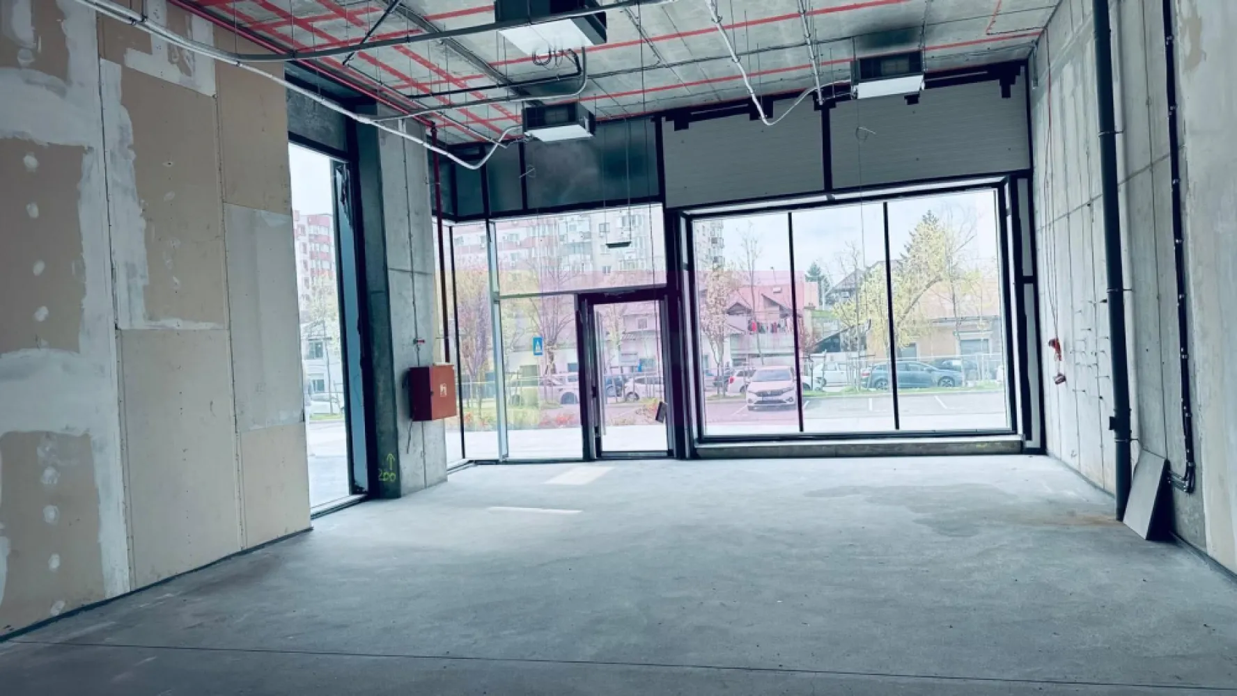 Spatiu comercial imobil nou Sebastian- Razoare. - Compania imobiliara Apulum 94 va propune spre inchiriere un spatiu comercial situat la parterul unui imobil nou din zona Sebastian- Razoare. 
Spatiul are o suprafata de 103 mp in interior si o terasa de 20 mp. 
Spatiul este contorizat separat si are sistem propriu de ventilatie/ climatizare. 
Spatiul are si 2 locuri de parcare pentru care trebuie achitata suma de 150 euro+tva lunar pentru fiecare loc. 
Pentru vizionare si mai multe detalii nu ezitati sa ma contactati pe nr 0733683446- Laura Ionescu.