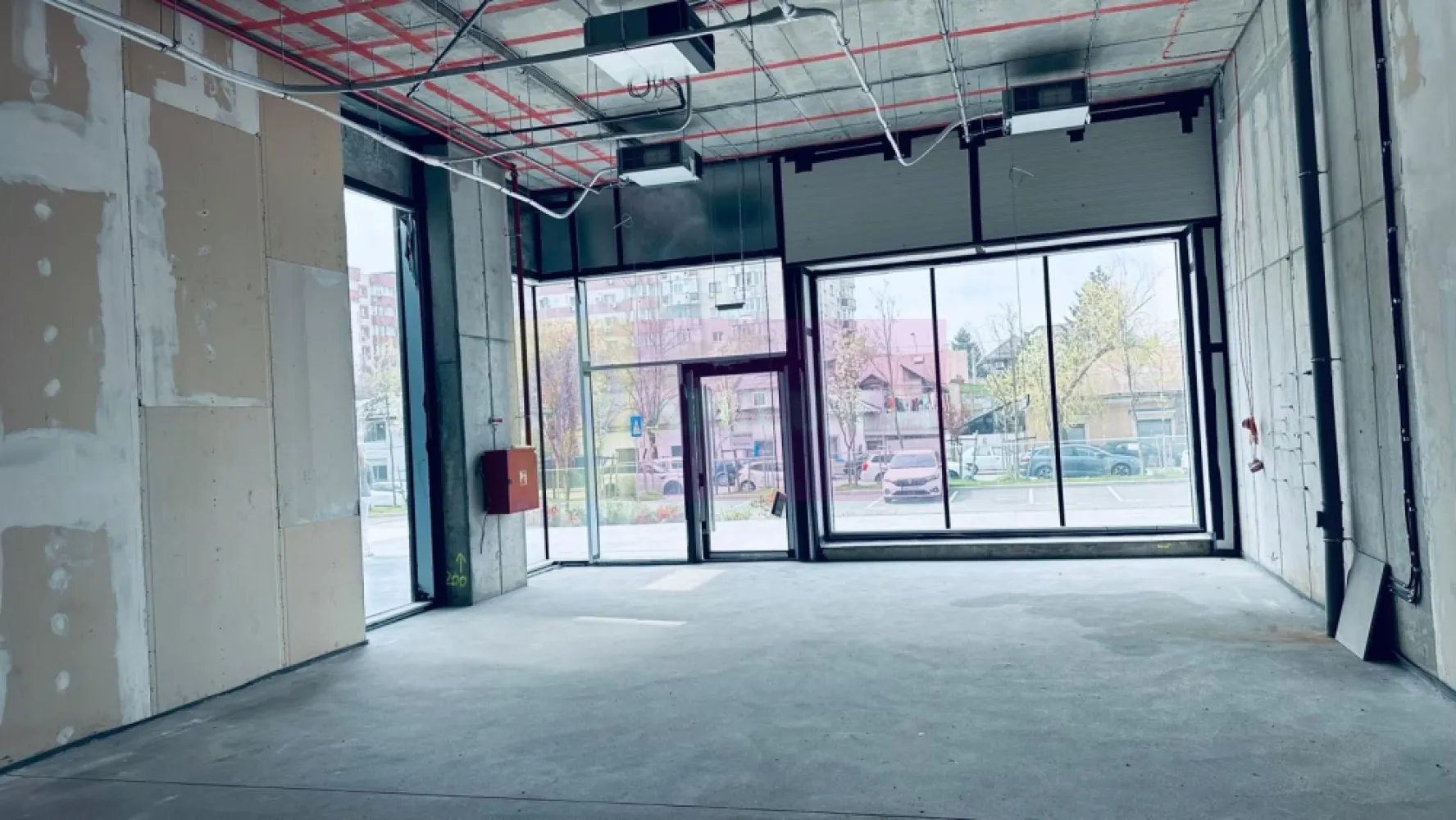 Spatiu comercial imobil nou Sebastian- Razoare. - Compania imobiliara Apulum 94 va propune spre inchiriere un spatiu comercial situat la parterul unui imobil nou din zona Sebastian- Razoare. 
Spatiul are o suprafata de 103 mp in interior si o terasa de 20 mp. 
Spatiul este contorizat separat si are sistem propriu de ventilatie/ climatizare. 
Spatiul are si 2 locuri de parcare pentru care trebuie achitata suma de 150 euro+tva lunar pentru fiecare loc. 
Pentru vizionare si mai multe detalii nu ezitati sa ma contactati pe nr 0733683446- Laura Ionescu.