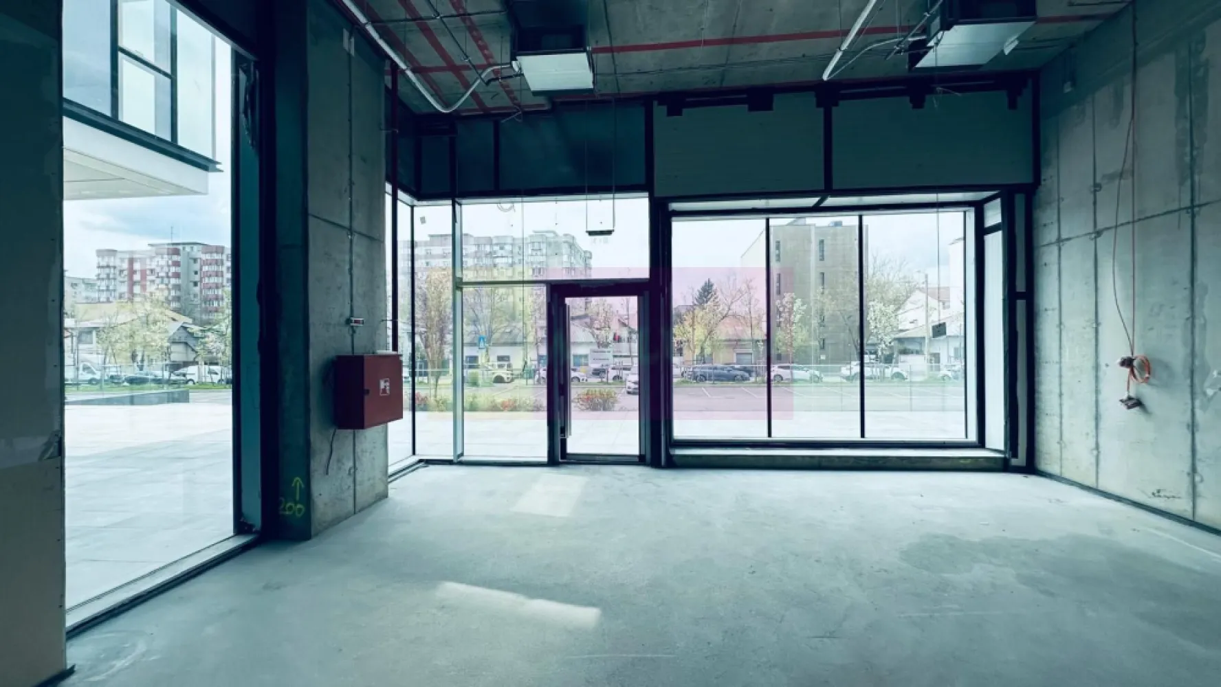 Spatiu comercial imobil nou Sebastian- Razoare. - Compania imobiliara Apulum 94 va propune spre inchiriere un spatiu comercial situat la parterul unui imobil nou din zona Sebastian- Razoare. 
Spatiul are o suprafata de 103 mp in interior si o terasa de 20 mp. 
Spatiul este contorizat separat si are sistem propriu de ventilatie/ climatizare. 
Spatiul are si 2 locuri de parcare pentru care trebuie achitata suma de 150 euro+tva lunar pentru fiecare loc. 
Pentru vizionare si mai multe detalii nu ezitati sa ma contactati pe nr 0733683446- Laura Ionescu.