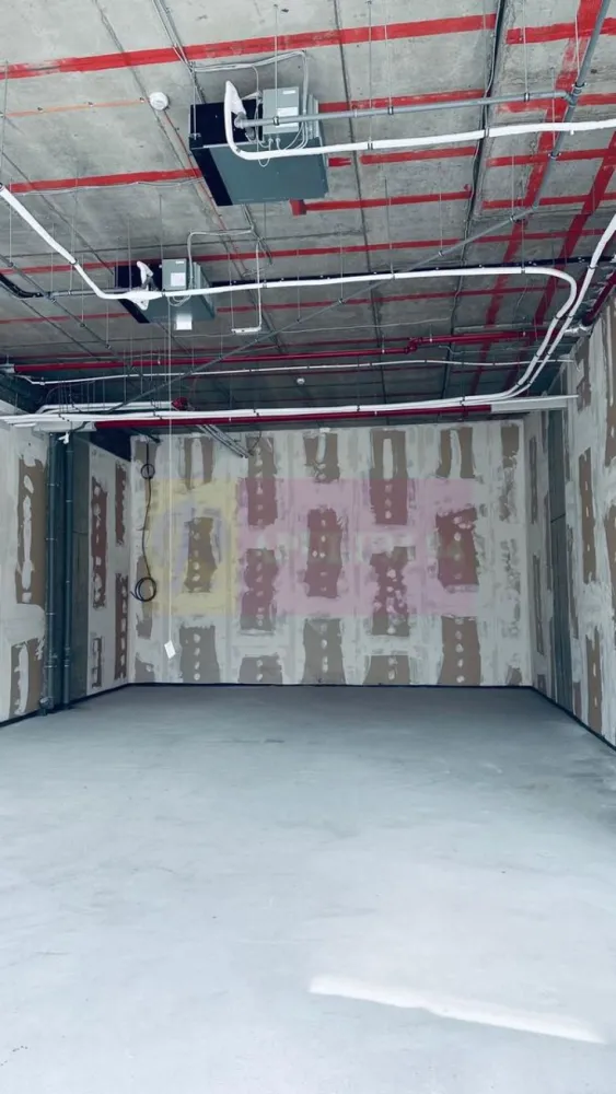Spatiu comercial imobil nou Sebastian- Razoare. - Compania imobiliara Apulum 94 va propune spre inchiriere un spatiu comercial situat la parterul unui imobil nou din zona Sebastian- Razoare. 
Spatiul are o suprafata de 103 mp in interior si o terasa de 20 mp. 
Spatiul este contorizat separat si are sistem propriu de ventilatie/ climatizare. 
Spatiul are si 2 locuri de parcare pentru care trebuie achitata suma de 150 euro+tva lunar pentru fiecare loc. 
Pentru vizionare si mai multe detalii nu ezitati sa ma contactati pe nr 0733683446- Laura Ionescu.