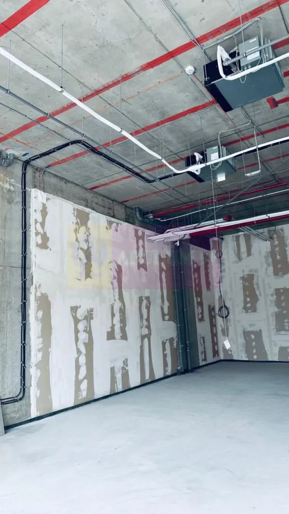 Spatiu comercial imobil nou Sebastian- Razoare. - Compania imobiliara Apulum 94 va propune spre inchiriere un spatiu comercial situat la parterul unui imobil nou din zona Sebastian- Razoare. 
Spatiul are o suprafata de 103 mp in interior si o terasa de 20 mp. 
Spatiul este contorizat separat si are sistem propriu de ventilatie/ climatizare. 
Spatiul are si 2 locuri de parcare pentru care trebuie achitata suma de 150 euro+tva lunar pentru fiecare loc. 
Pentru vizionare si mai multe detalii nu ezitati sa ma contactati pe nr 0733683446- Laura Ionescu.