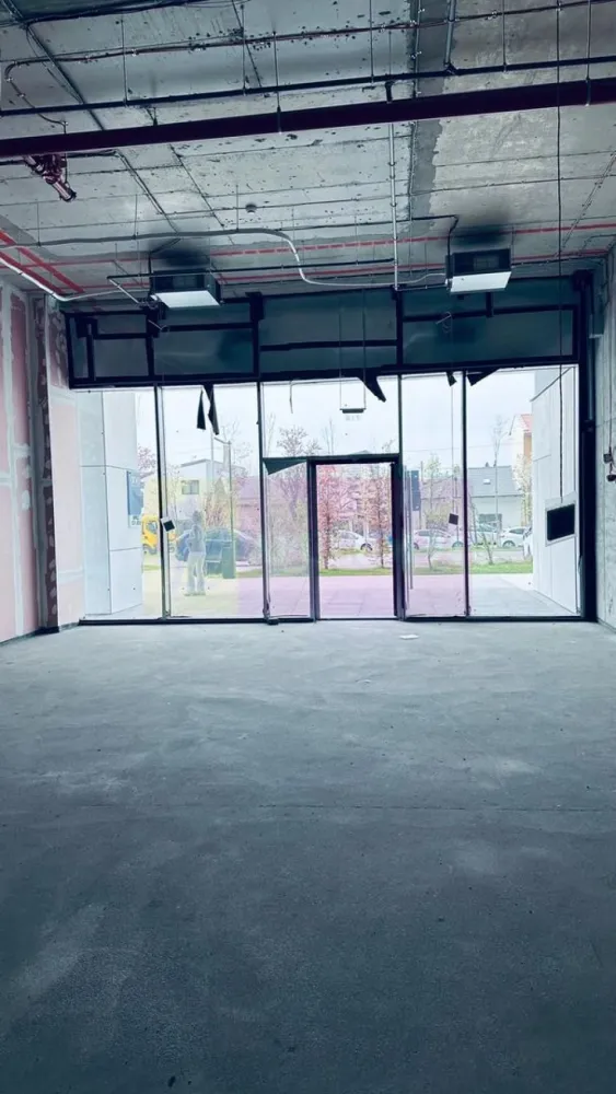 Spatiu comercial imobil nou Sebastian- Razoare. - Compania imobiliara Apulum 94 va propune spre inchiriere un spatiu comercial situat la parterul unui imobil nou din zona Sebastian- Razoare. 
Spatiul are o suprafata de 111 mp in interior si o terasa de 48 mp. 
Spatiul este contorizat separat si are sistem propriu de ventilatie/ climatizare. 
Spatiul are si 2 locuri de parcare pentru care trebuie achitata suma de 150 euro+tva lunar pentru fiecare loc. 
Pentru vizionare si mai multe detalii nu ezitati sa ma contactati pe nr 0733683446- Laura Ionescu.