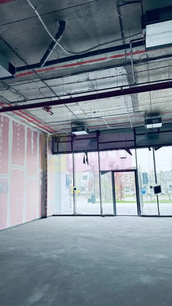 Spatiu comercial imobil nou Sebastian- Razoare. - Compania imobiliara Apulum 94 va propune spre inchiriere un spatiu comercial situat la parterul unui imobil nou din zona Sebastian- Razoare. 
Spatiul are o suprafata de 111 mp in interior si o terasa de 48 mp. 
Spatiul este contorizat separat si are sistem propriu de ventilatie/ climatizare. 
Spatiul are si 2 locuri de parcare pentru care trebuie achitata suma de 150 euro+tva lunar pentru fiecare loc. 
Pentru vizionare si mai multe detalii nu ezitati sa ma contactati pe nr 0733683446- Laura Ionescu.