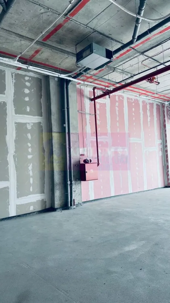 Spatiu comercial imobil nou Sebastian- Razoare. - Compania imobiliara Apulum 94 va propune spre inchiriere un spatiu comercial situat la parterul unui imobil nou din zona Sebastian- Razoare. 
Spatiul are o suprafata de 111 mp in interior si o terasa de 48 mp. 
Spatiul este contorizat separat si are sistem propriu de ventilatie/ climatizare. 
Spatiul are si 2 locuri de parcare pentru care trebuie achitata suma de 150 euro+tva lunar pentru fiecare loc. 
Pentru vizionare si mai multe detalii nu ezitati sa ma contactati pe nr 0733683446- Laura Ionescu.