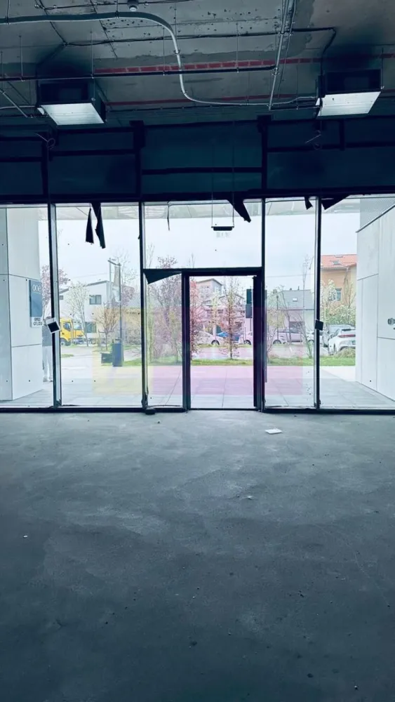 Spatiu comercial imobil nou Sebastian- Razoare. - Compania imobiliara Apulum 94 va propune spre inchiriere un spatiu comercial situat la parterul unui imobil nou din zona Sebastian- Razoare. 
Spatiul are o suprafata de 111 mp in interior si o terasa de 48 mp. 
Spatiul este contorizat separat si are sistem propriu de ventilatie/ climatizare. 
Spatiul are si 2 locuri de parcare pentru care trebuie achitata suma de 150 euro+tva lunar pentru fiecare loc. 
Pentru vizionare si mai multe detalii nu ezitati sa ma contactati pe nr 0733683446- Laura Ionescu.