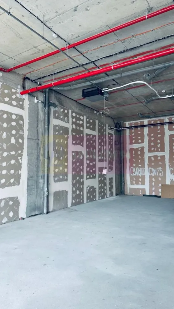 Spatiu comercial imobil nou Sebastian- Razoare. - Compania imobiliara Apulum 94 va propune spre inchiriere un spatiu comercial situat la parterul unui imobil nou din zona Sebastian- Razoare. 
Spatiul are o suprafata de 111 mp in interior si o terasa de 48 mp. 
Spatiul este contorizat separat si are sistem propriu de ventilatie/ climatizare. 
Spatiul are si 2 locuri de parcare pentru care trebuie achitata suma de 150 euro+tva lunar pentru fiecare loc. 
Pentru vizionare si mai multe detalii nu ezitati sa ma contactati pe nr 0733683446- Laura Ionescu.