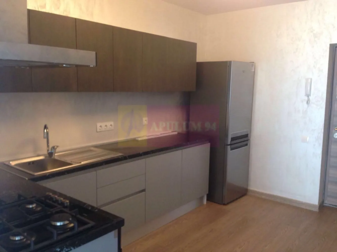 Apartament 2 camere MetroCity Academiei. - Compania imobiliara Apulum 94 va propune spre inchiriere un apartament de 2 camere situat in complexul MetroCity de pe strada Progresului, in apropiere de Razoare.
Apartamentul este semidecomandat, situat la etajul 9/10 si este mobiloat si utilat in totalitate, cu finisaje de foarte buna calitate. 
Zona este usor accesibila avand in apropiere metrou, statie stb, scoala, gradinita, piata, mall, hypermarket, magazine. 
Pentru vizionare si mai multe detalii nu ezitati sa ma contactati pe nr 0733683446- Laura Ionescu.