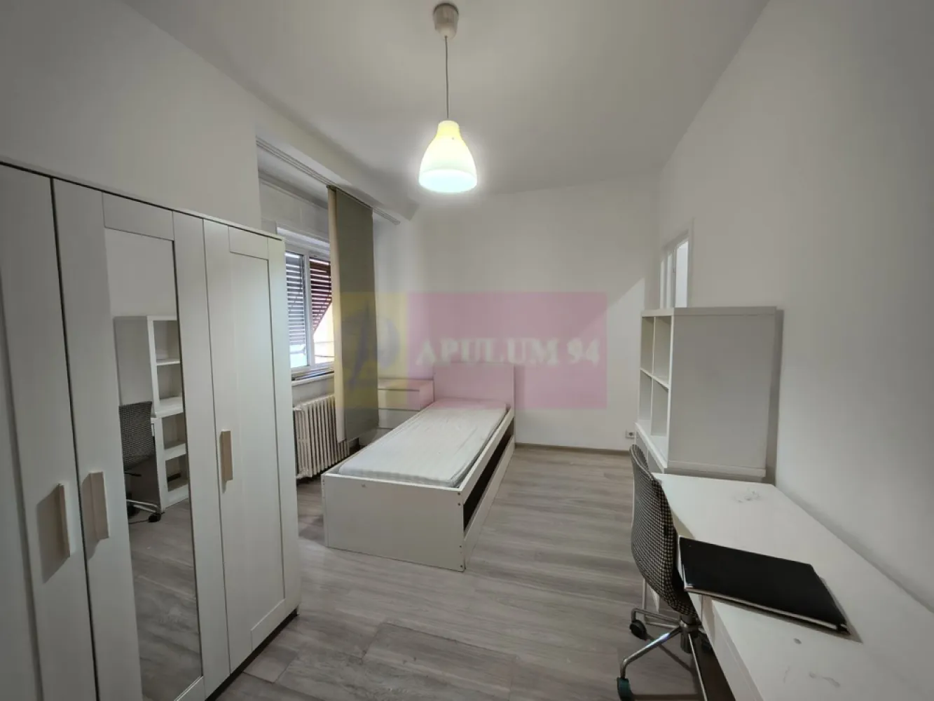 Garsonieră de închiriat Ultracentral - Între Piața Romană și Dorobanți - Vă oferim spre închiriere o garsonieră situată la etajul 1 al unui bloc tip boutique construcție interbelică tip Art Deco, bloc situat pe strada Căderea Bastiliei, la câteva minute de Academia de Științe Economice (A.S.E.), cu acces facil la Metrou - Piața Romană, la câteva minute de Piața Victoriei și de tot ce are Bucureștiul mai frumos. Garsoniera nu are îmbunătățiri majore, se predă mobilată și utilată clasic, cu mobilier care să deservească nevoile de spațiu ale unei persoane, avem mai multe spații de depozitare, baia este prevăzută cu o cadă iar la bucătărie avem aragaz, frigider și mașină de spălat, bucătăria fiind închisă și având aerisire naturală (fereastră). Bucătăria este prevăzută și cu o boxă. Imobilul beneficiază de toate utilitățile (apă, canalizare, gaz, curent electric) iar pentru cei care doresc internet se poate face contract cu orice firmă de servicii de internet cu ajutorul contractului de închiriere direct pe numele beneficiarului. Proprietarul își dorește un chiriaș pe termen lung, de cel puțin 1 an, cu posibilitate de prelungire. Cheltuielile de întreținere sunt rezonabile, pe ianuarie, cea mai rece lună a ultimilor ani s-a achitat sub 500 de lei, în restul lunilor costurilor fiind semnificativ mai mici. Pentru mai multe detalii și programarea de vizionări nu ezitați să mă contactați, Daniel, Apulum94. Comisionul agenției este de 50% plus TVA din chiria aferentă unei luni, la vizionare se semnează contract de prestări servicii. Chiria este de 450 euro/lună iar garanția de bună păstrare a imobilului este de 500 de euro, pentru a închiria această garsonieră este necesar un buget de 1223 euro.
