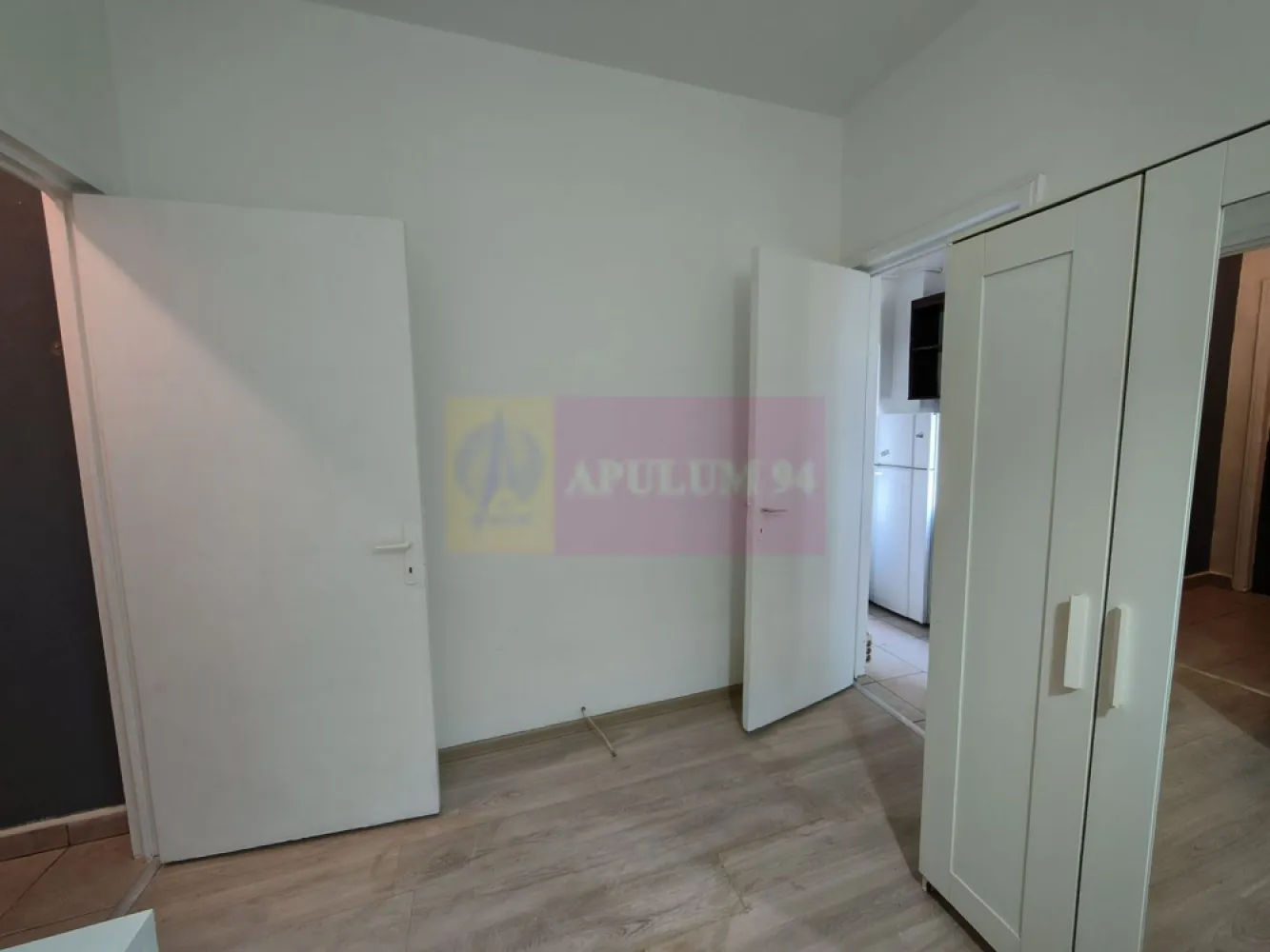 Garsonieră de închiriat Ultracentral - Între Piața Romană și Dorobanți - Vă oferim spre închiriere o garsonieră situată la etajul 1 al unui bloc tip boutique construcție interbelică tip Art Deco, bloc situat pe strada Căderea Bastiliei, la câteva minute de Academia de Științe Economice (A.S.E.), cu acces facil la Metrou - Piața Romană, la câteva minute de Piața Victoriei și de tot ce are Bucureștiul mai frumos. Garsoniera nu are îmbunătățiri majore, se predă mobilată și utilată clasic, cu mobilier care să deservească nevoile de spațiu ale unei persoane, avem mai multe spații de depozitare, baia este prevăzută cu o cadă iar la bucătărie avem aragaz, frigider și mașină de spălat, bucătăria fiind închisă și având aerisire naturală (fereastră). Bucătăria este prevăzută și cu o boxă. Imobilul beneficiază de toate utilitățile (apă, canalizare, gaz, curent electric) iar pentru cei care doresc internet se poate face contract cu orice firmă de servicii de internet cu ajutorul contractului de închiriere direct pe numele beneficiarului. Proprietarul își dorește un chiriaș pe termen lung, de cel puțin 1 an, cu posibilitate de prelungire. Cheltuielile de întreținere sunt rezonabile, pe ianuarie, cea mai rece lună a ultimilor ani s-a achitat sub 500 de lei, în restul lunilor costurilor fiind semnificativ mai mici. Pentru mai multe detalii și programarea de vizionări nu ezitați să mă contactați, Daniel, Apulum94. Comisionul agenției este de 50% plus TVA din chiria aferentă unei luni, la vizionare se semnează contract de prestări servicii. Chiria este de 450 euro/lună iar garanția de bună păstrare a imobilului este de 500 de euro, pentru a închiria această garsonieră este necesar un buget de 1223 euro.