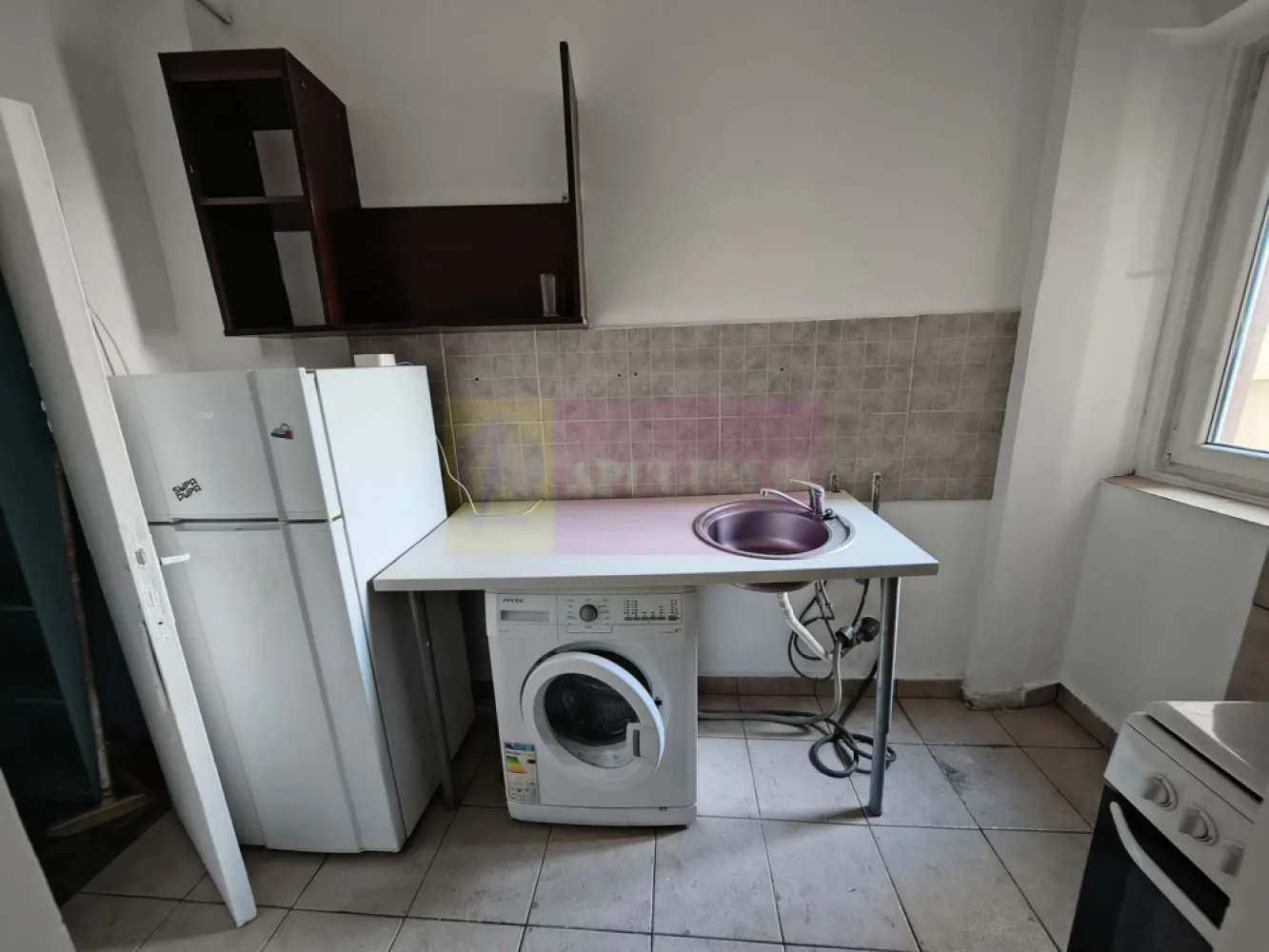 Garsonieră de închiriat Ultracentral - Între Piața Romană și Dorobanți - Vă oferim spre închiriere o garsonieră situată la etajul 1 al unui bloc tip boutique construcție interbelică tip Art Deco, bloc situat pe strada Căderea Bastiliei, la câteva minute de Academia de Științe Economice (A.S.E.), cu acces facil la Metrou - Piața Romană, la câteva minute de Piața Victoriei și de tot ce are Bucureștiul mai frumos. Garsoniera nu are îmbunătățiri majore, se predă mobilată și utilată clasic, cu mobilier care să deservească nevoile de spațiu ale unei persoane, avem mai multe spații de depozitare, baia este prevăzută cu o cadă iar la bucătărie avem aragaz, frigider și mașină de spălat, bucătăria fiind închisă și având aerisire naturală (fereastră). Bucătăria este prevăzută și cu o boxă. Imobilul beneficiază de toate utilitățile (apă, canalizare, gaz, curent electric) iar pentru cei care doresc internet se poate face contract cu orice firmă de servicii de internet cu ajutorul contractului de închiriere direct pe numele beneficiarului. Proprietarul își dorește un chiriaș pe termen lung, de cel puțin 1 an, cu posibilitate de prelungire. Cheltuielile de întreținere sunt rezonabile, pe ianuarie, cea mai rece lună a ultimilor ani s-a achitat sub 500 de lei, în restul lunilor costurilor fiind semnificativ mai mici. Pentru mai multe detalii și programarea de vizionări nu ezitați să mă contactați, Daniel, Apulum94. Comisionul agenției este de 50% plus TVA din chiria aferentă unei luni, la vizionare se semnează contract de prestări servicii. Chiria este de 450 euro/lună iar garanția de bună păstrare a imobilului este de 500 de euro, pentru a închiria această garsonieră este necesar un buget de 1223 euro.