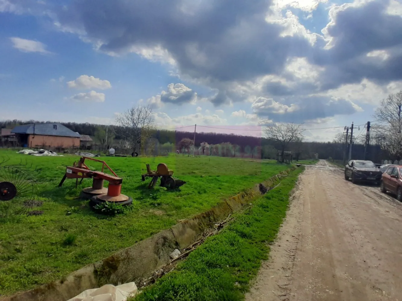 DE VANZARE TEREN 3400 MP IN SAT PODU ILFOVAT / COM BUTURUGENI (GR) - Compania imobiliara Apulum94 are placerea de a va propune spre vanzare un teren situat in sat Podu Ilfovat / Com. Buturugeni / jud. Giurgiu.
Proprietatea are suprafata de 3400 mp cu deschidere la drumul principal de 90 ml.

Terenul este intravilan si se preteaza pentru multiple variante in ochii unui antreprenor cu viziune.

Utilitatile sunt prezente in fata terenului (curent electric, canalizare, pentru apa se foreaza put, gaz inca nu este introdus in sat)

Pentru mai multe detalii despre oferta prezentata sau alte oferte similare, astept cu maxim interes sa ma contactati la numarul de telefon din anunt sau pe Whatsapp

Cu respect,

Agent Imobiliar Aurelian Popescu / 0733.683.456

Apulum94 – Un partener de cursa lunga!