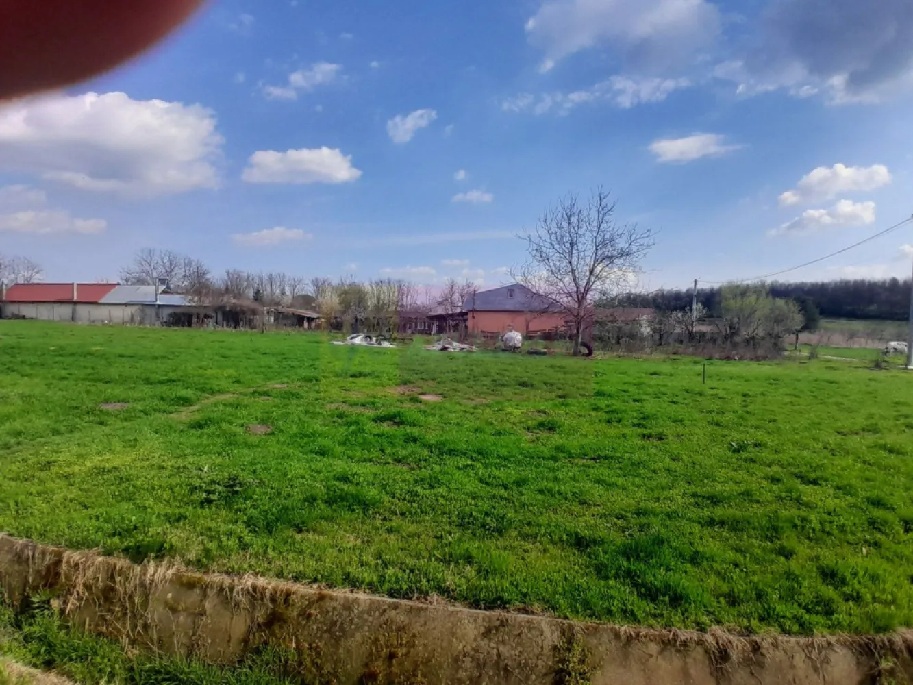 DE VANZARE TEREN 3400 MP IN SAT PODU ILFOVAT / COM BUTURUGENI (GR) - Compania imobiliara Apulum94 are placerea de a va propune spre vanzare un teren situat in sat Podu Ilfovat / Com. Buturugeni / jud. Giurgiu.
Proprietatea are suprafata de 3400 mp cu deschidere la drumul principal de 90 ml.

Terenul este intravilan si se preteaza pentru multiple variante in ochii unui antreprenor cu viziune.

Utilitatile sunt prezente in fata terenului (curent electric, canalizare, pentru apa se foreaza put, gaz inca nu este introdus in sat)

Pentru mai multe detalii despre oferta prezentata sau alte oferte similare, astept cu maxim interes sa ma contactati la numarul de telefon din anunt sau pe Whatsapp

Cu respect,

Agent Imobiliar Aurelian Popescu / 0733.683.456

Apulum94 – Un partener de cursa lunga!