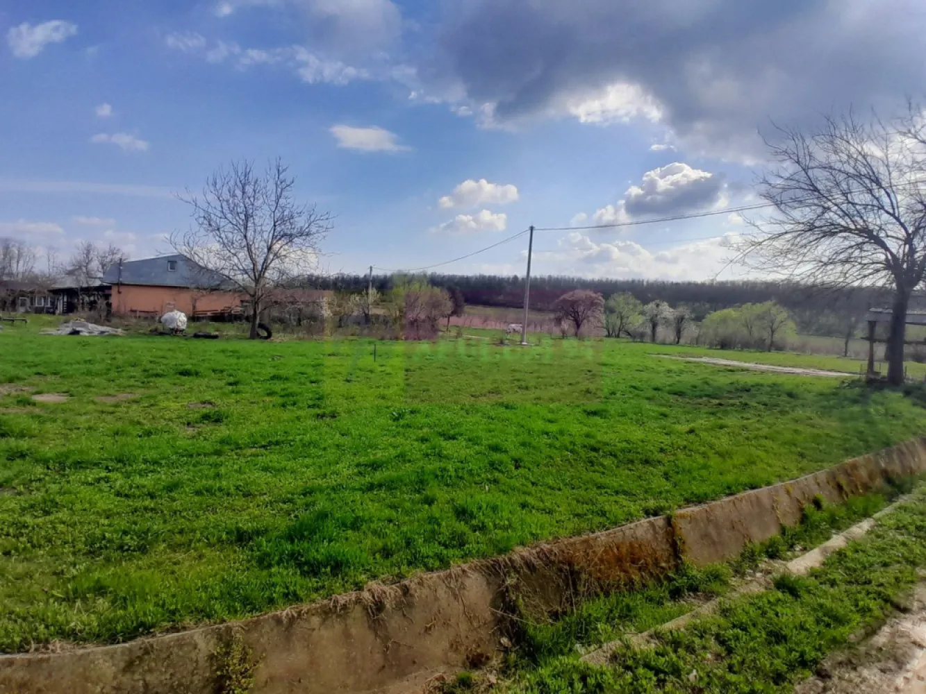 DE VANZARE TEREN 3400 MP IN SAT PODU ILFOVAT / COM BUTURUGENI (GR) - Compania imobiliara Apulum94 are placerea de a va propune spre vanzare un teren situat in sat Podu Ilfovat / Com. Buturugeni / jud. Giurgiu.
Proprietatea are suprafata de 3400 mp cu deschidere la drumul principal de 90 ml.

Terenul este intravilan si se preteaza pentru multiple variante in ochii unui antreprenor cu viziune.

Utilitatile sunt prezente in fata terenului (curent electric, canalizare, pentru apa se foreaza put, gaz inca nu este introdus in sat)

Pentru mai multe detalii despre oferta prezentata sau alte oferte similare, astept cu maxim interes sa ma contactati la numarul de telefon din anunt sau pe Whatsapp

Cu respect,

Agent Imobiliar Aurelian Popescu / 0733.683.456

Apulum94 – Un partener de cursa lunga!