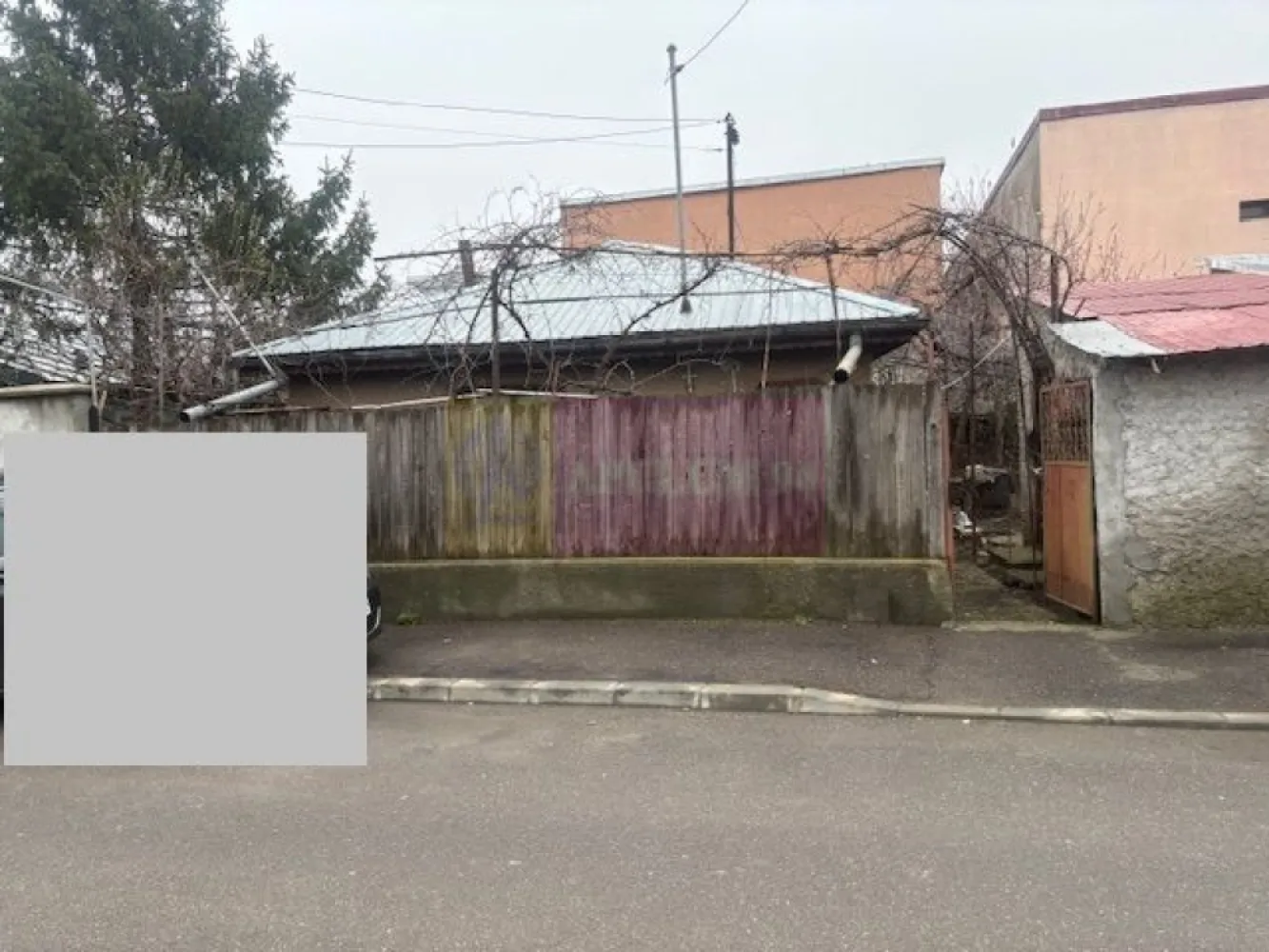 Teren cu casa demolabila din paianta Sos Alexandriei- Luk Oil. - Compania imobiliara Apulum 94 va propune o casa parter din paianta, cu un teren total de 208 mp, situata in zona Sos Alexendriei- in apropiere de benzinaria Luk Oil. .
Imobilul este la aproximativ 300 metri de Soseaua principala, pe o strada asfaltata, cu vecini civilizati.
Casa are 3 incaperi, un hol si anexe pe tern. 
Pe teren sunt trase apa, curent, canalul iar gazele trec prin fata portii. 
Casa este libera si se poate preda imediat. 
Pentru mai multe detalii si vizionare nu ezitati sa ma contactati pe nr. 0733683446- Laura Ionescu.