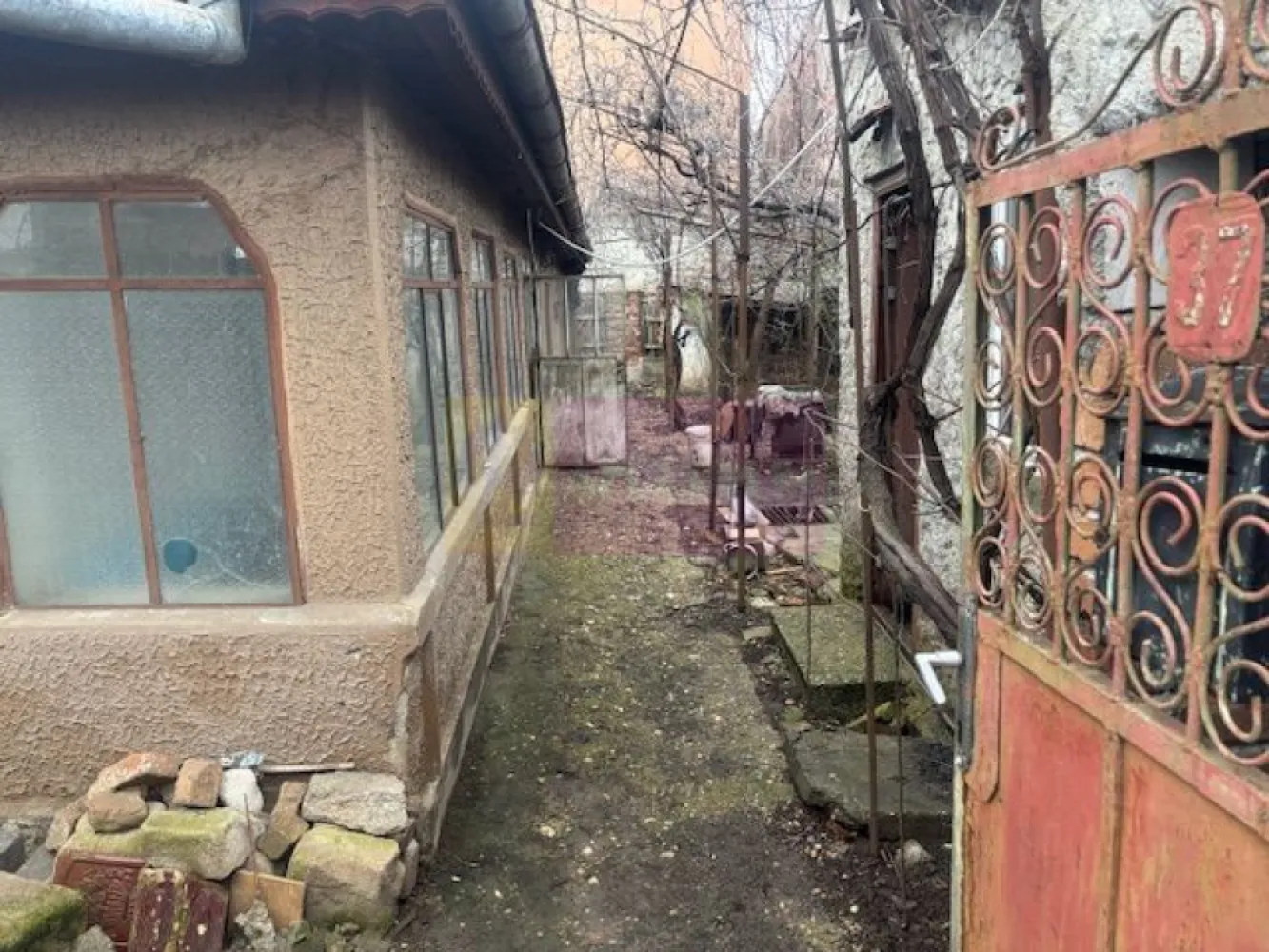 Teren cu casa demolabila din paianta Sos Alexandriei- Luk Oil. - Compania imobiliara Apulum 94 va propune o casa parter din paianta, cu un teren total de 208 mp, situata in zona Sos Alexendriei- in apropiere de benzinaria Luk Oil. .
Imobilul este la aproximativ 300 metri de Soseaua principala, pe o strada asfaltata, cu vecini civilizati.
Casa are 3 incaperi, un hol si anexe pe tern. 
Pe teren sunt trase apa, curent, canalul iar gazele trec prin fata portii. 
Casa este libera si se poate preda imediat. 
Pentru mai multe detalii si vizionare nu ezitati sa ma contactati pe nr. 0733683446- Laura Ionescu.
