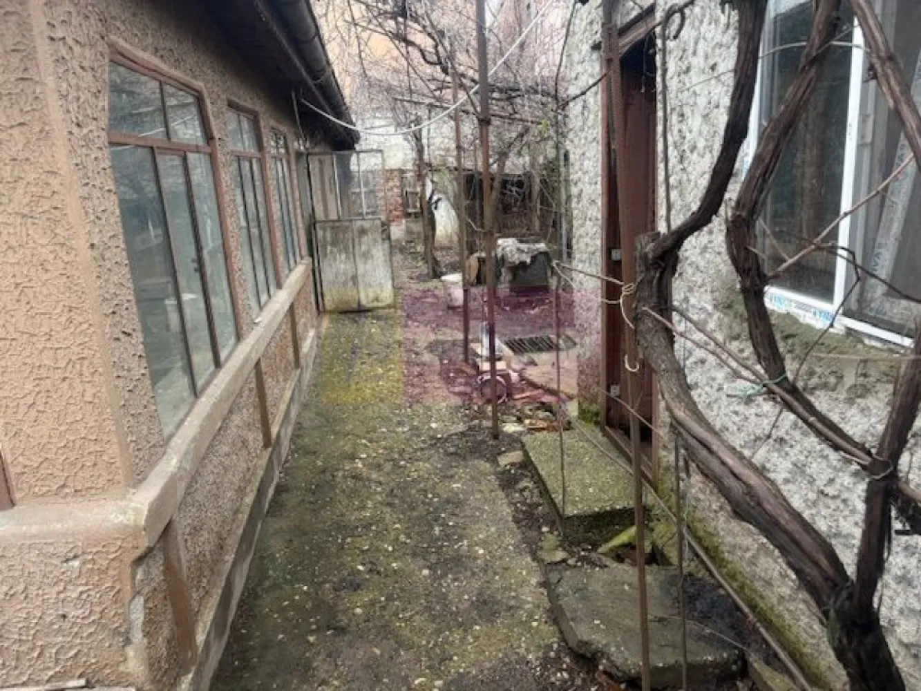 Teren cu casa demolabila din paianta Sos Alexandriei- Luk Oil. - Compania imobiliara Apulum 94 va propune o casa parter din paianta, cu un teren total de 208 mp, situata in zona Sos Alexendriei- in apropiere de benzinaria Luk Oil. .
Imobilul este la aproximativ 300 metri de Soseaua principala, pe o strada asfaltata, cu vecini civilizati.
Casa are 3 incaperi, un hol si anexe pe tern. 
Pe teren sunt trase apa, curent, canalul iar gazele trec prin fata portii. 
Casa este libera si se poate preda imediat. 
Pentru mai multe detalii si vizionare nu ezitati sa ma contactati pe nr. 0733683446- Laura Ionescu.